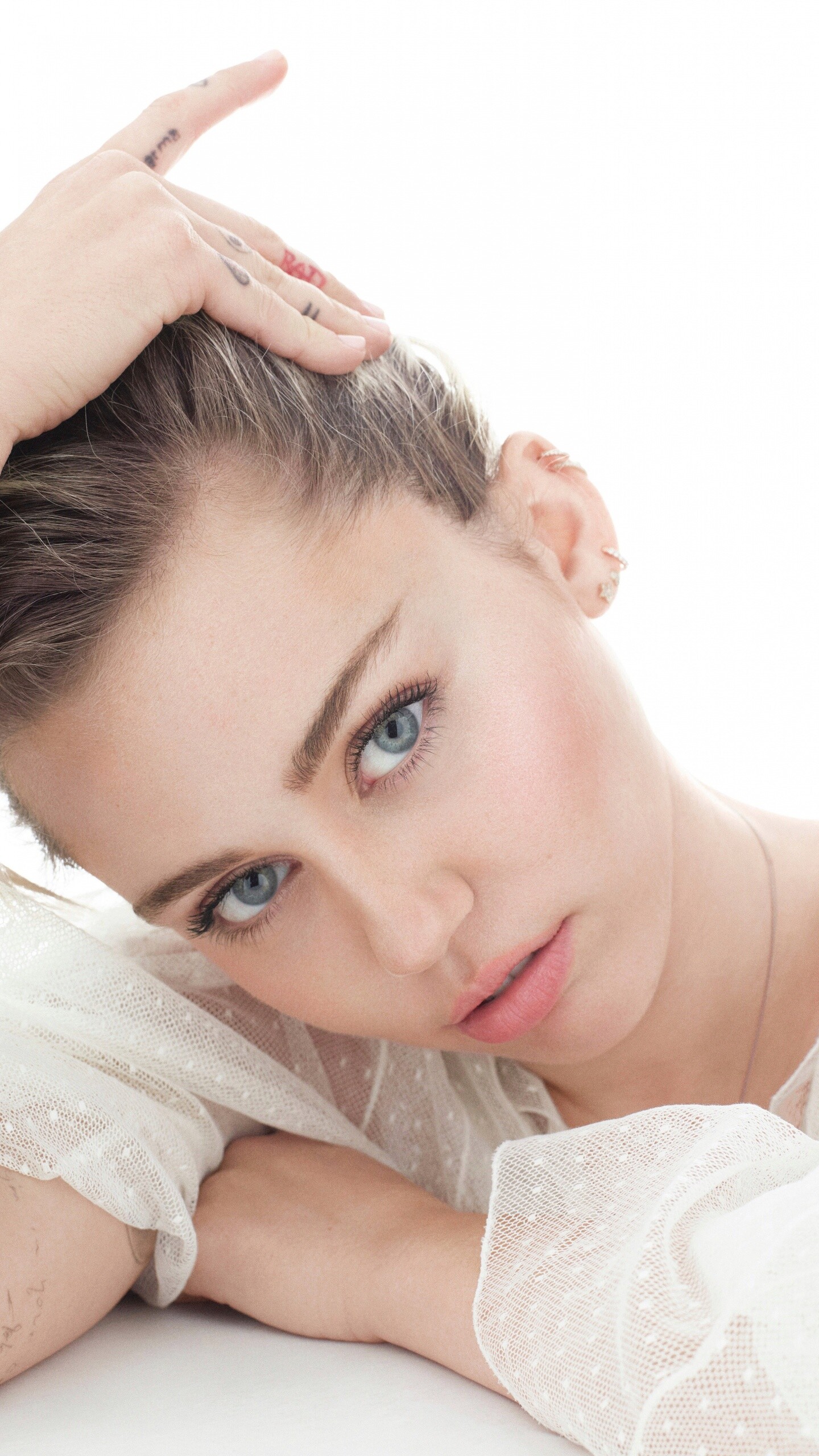 Elle US 2016, Miley Cirus Wallpaper, 1440x2560 HD Phone