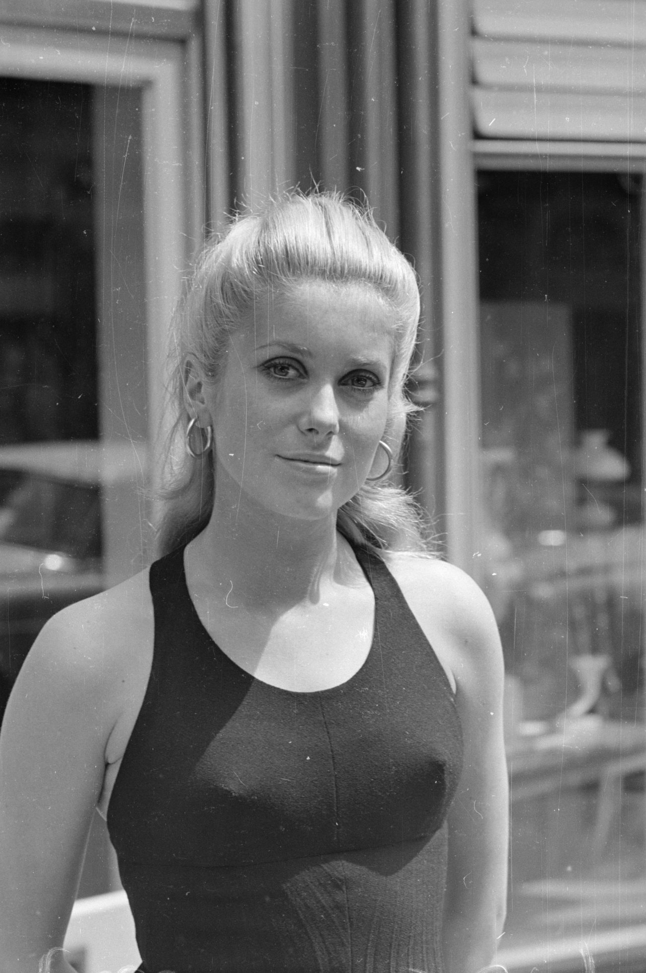 Catherine Deneuve, Elegant wallpapers, 1300x1960 HD Phone