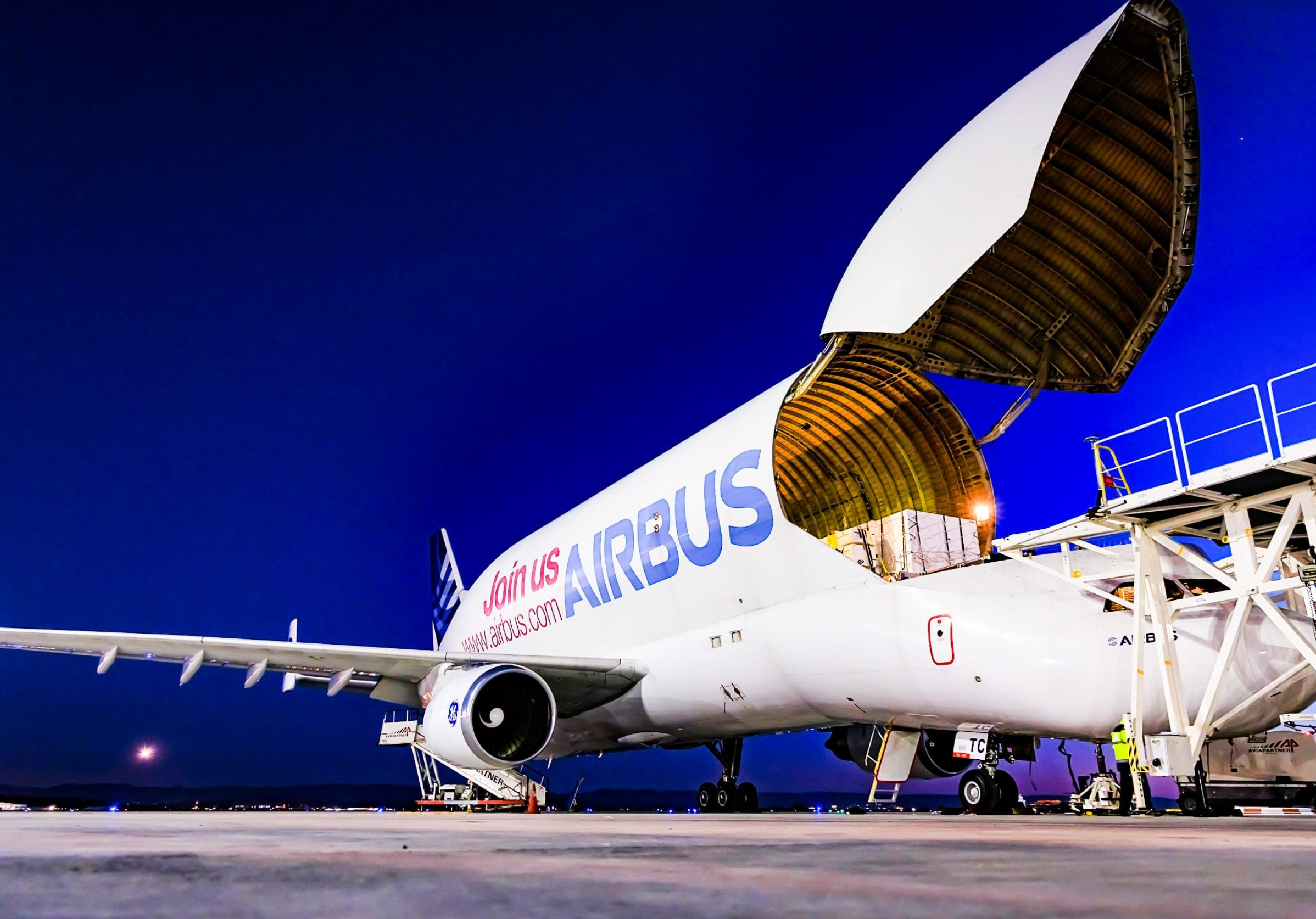 Airbus Beluga, Cargo facts, 2400x1680 HD Desktop