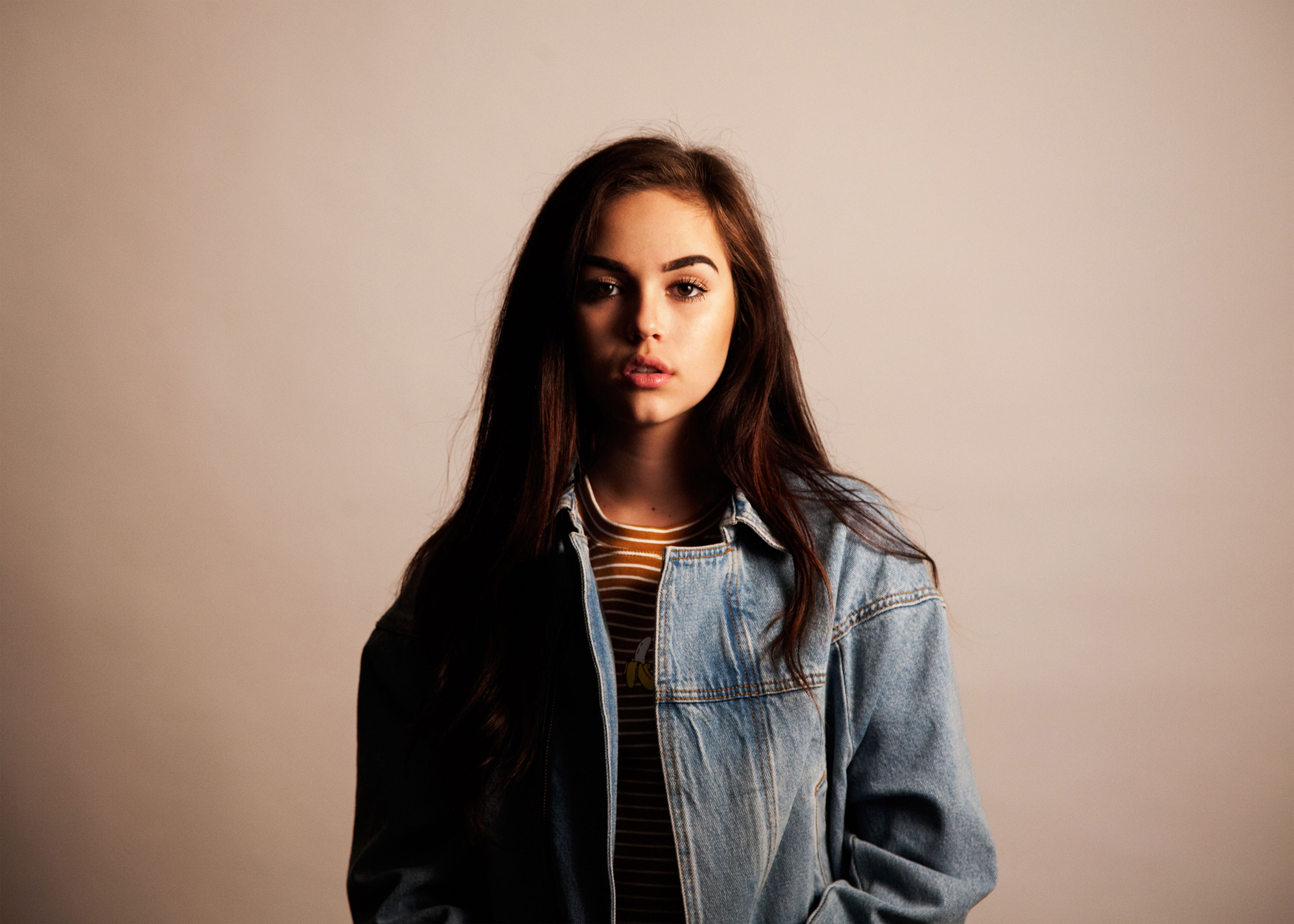 Maggie Lindemann captivating with her dark, long hair, 2000x1430 HD Desktop