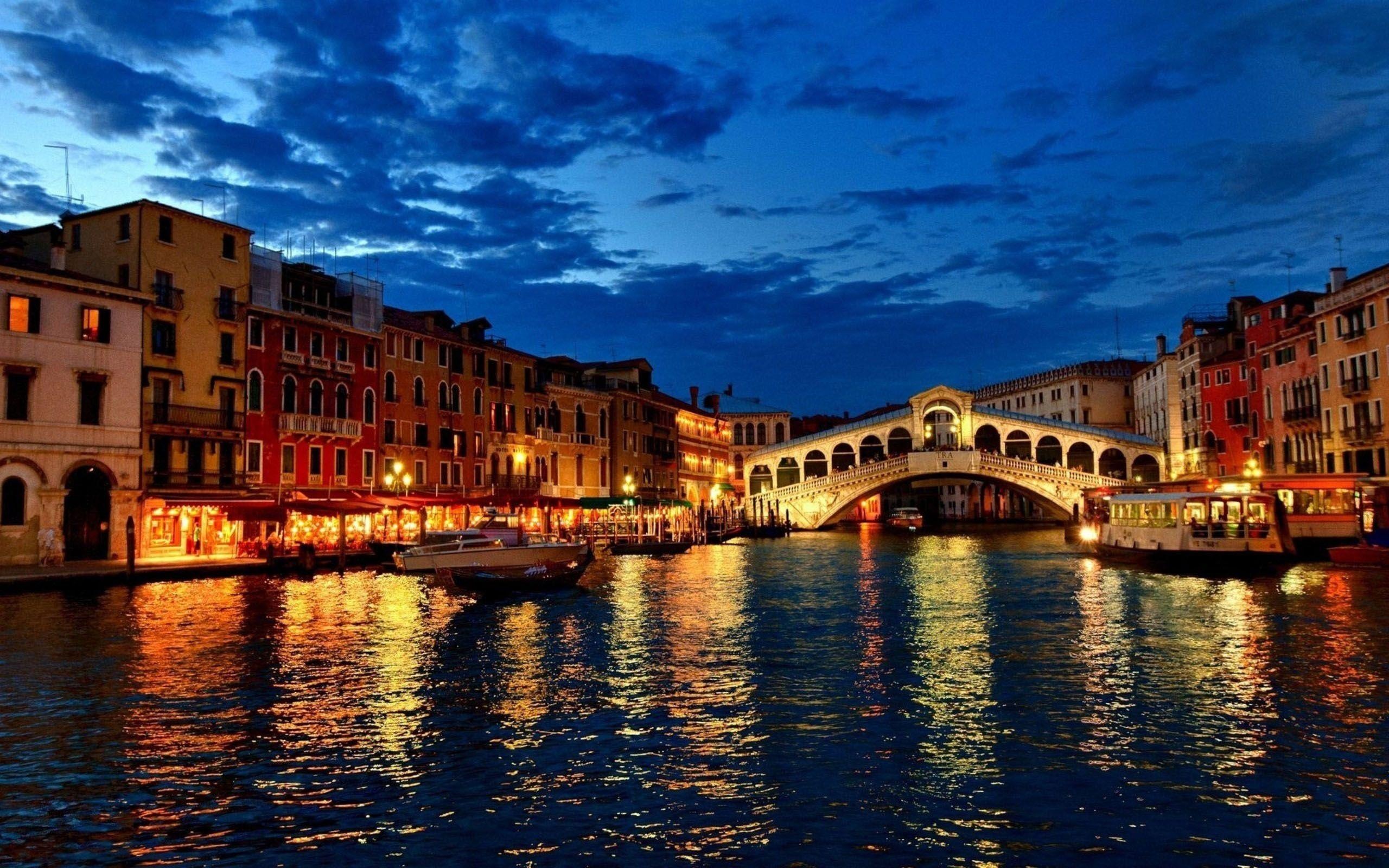 Venice, Canal views, Medieval bridges, Pigeons in Piazza San Marco, 2560x1600 HD Desktop