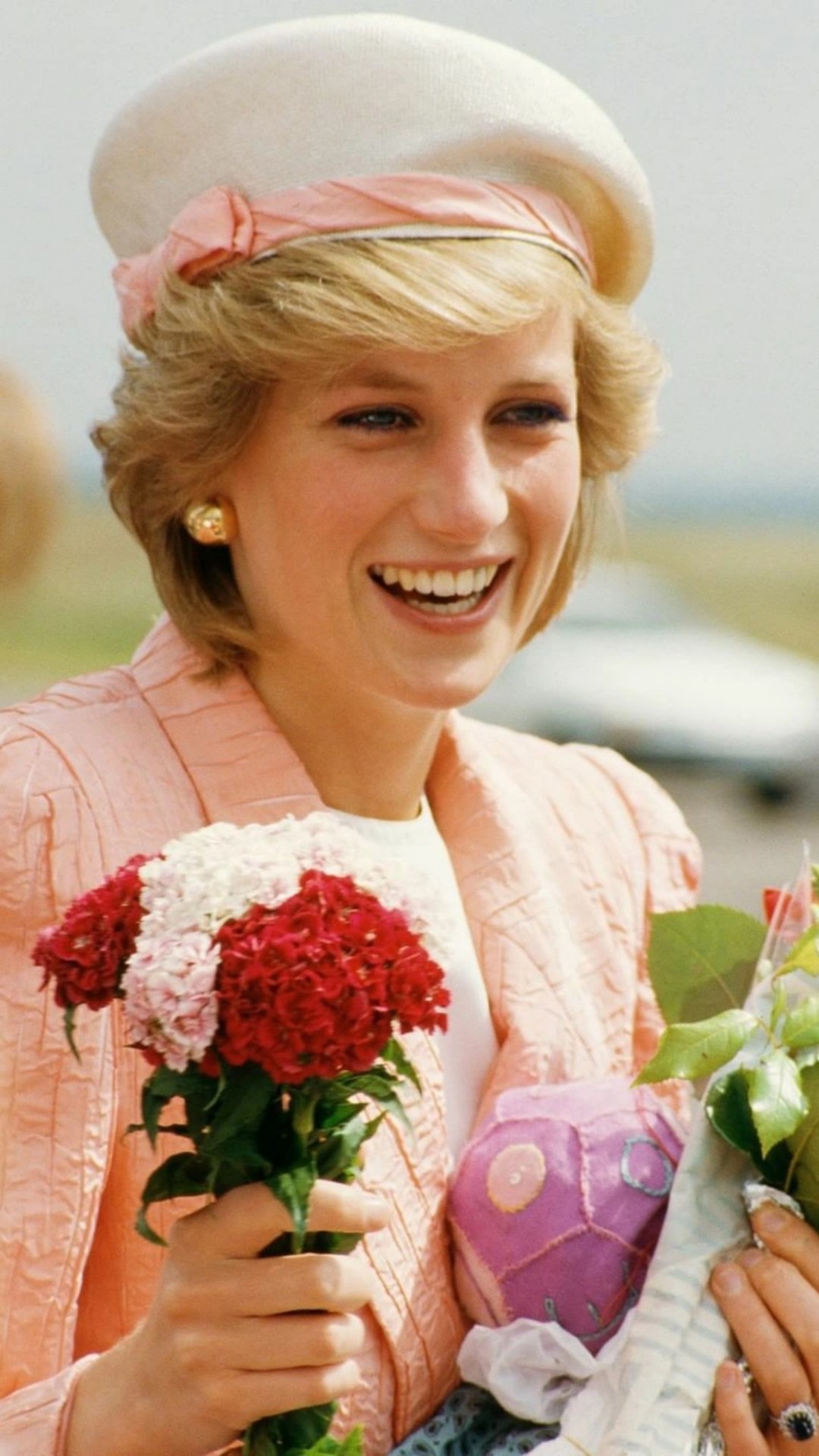 Princess Diana, Natural beauty, Captivating smile, Classic style, 1080x1920 Full HD Phone