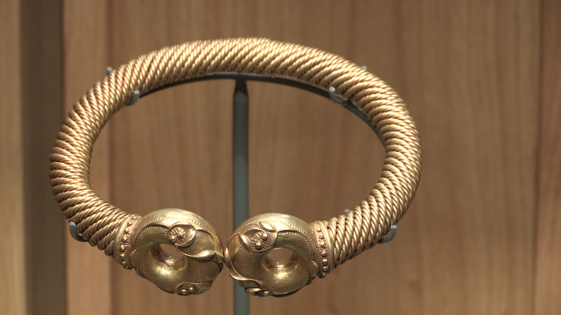 Torc, 2000 year old necklace, Newark Notts, Nottingham news, 1920x1080 Full HD Desktop