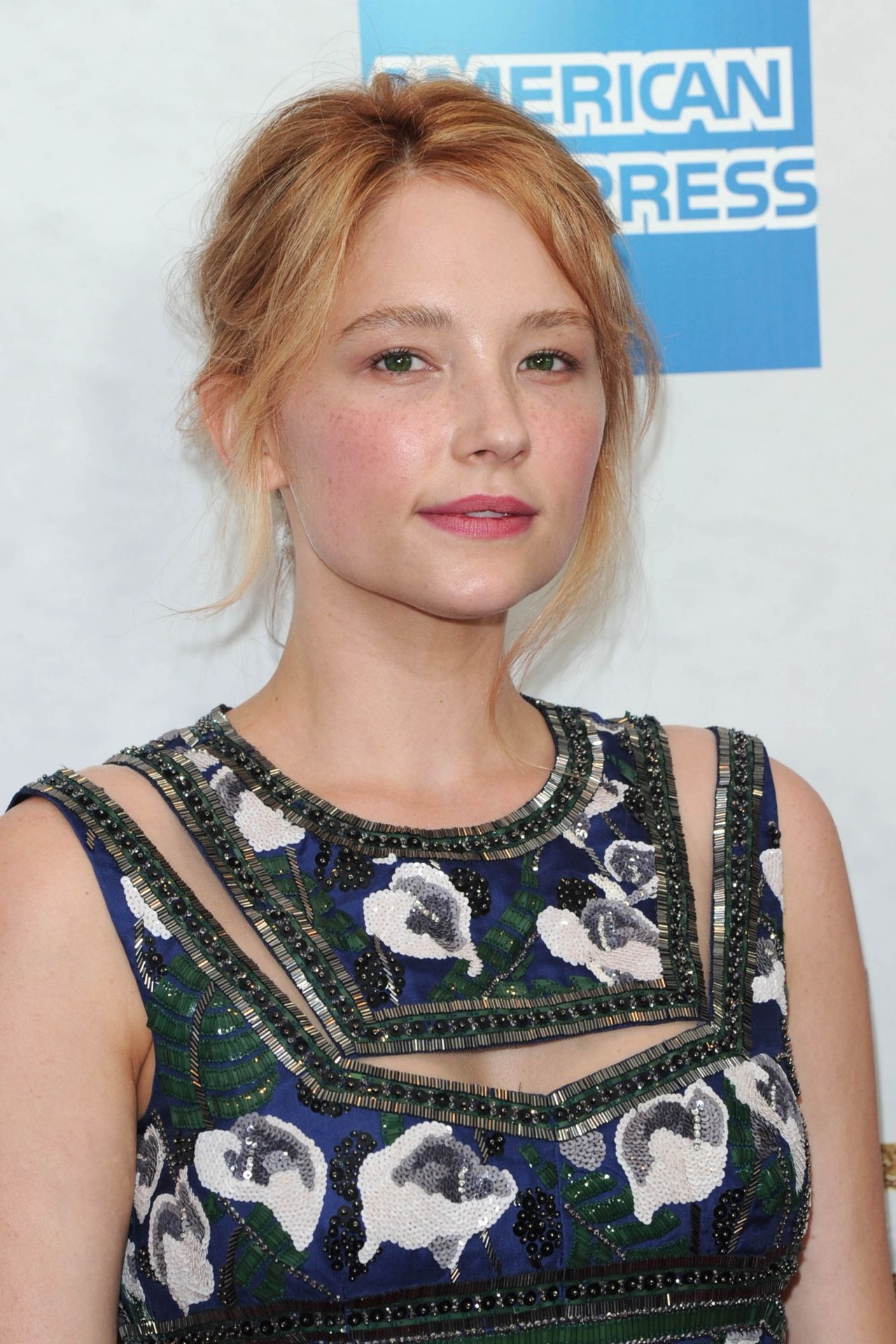 Haley Bennett, Os sete magnficos, Vibrant talent, Captivating presence, 1280x1920 HD Phone