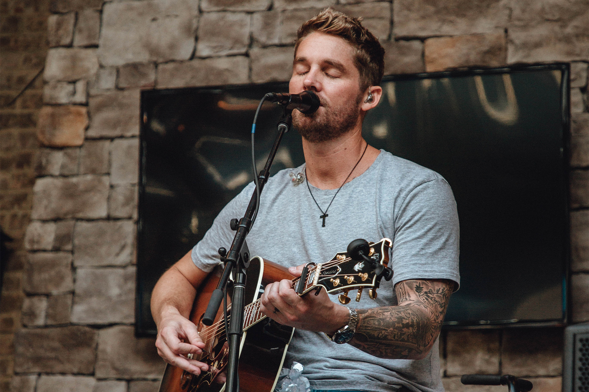 Brett Young, Platinum success, Music industry acclaim, Chart-topping hits, 2000x1340 HD Desktop