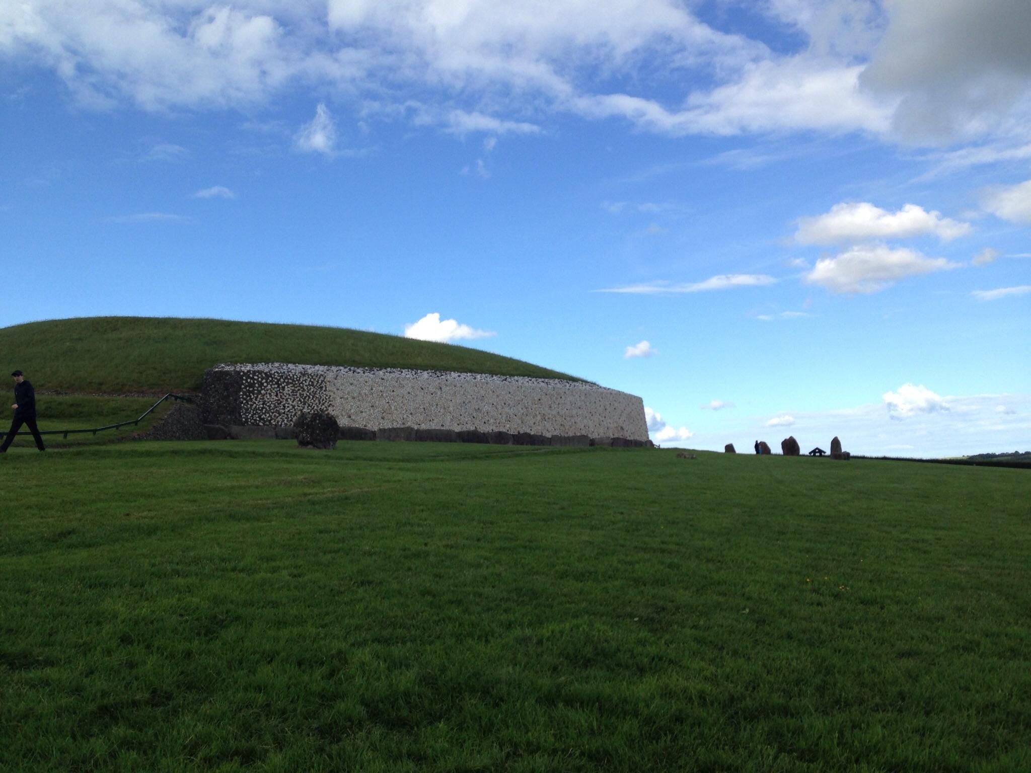 Newgrange, Ancient Celtic tomb, Pyramids of Giza, Ireland travel, 2050x1540 HD Desktop