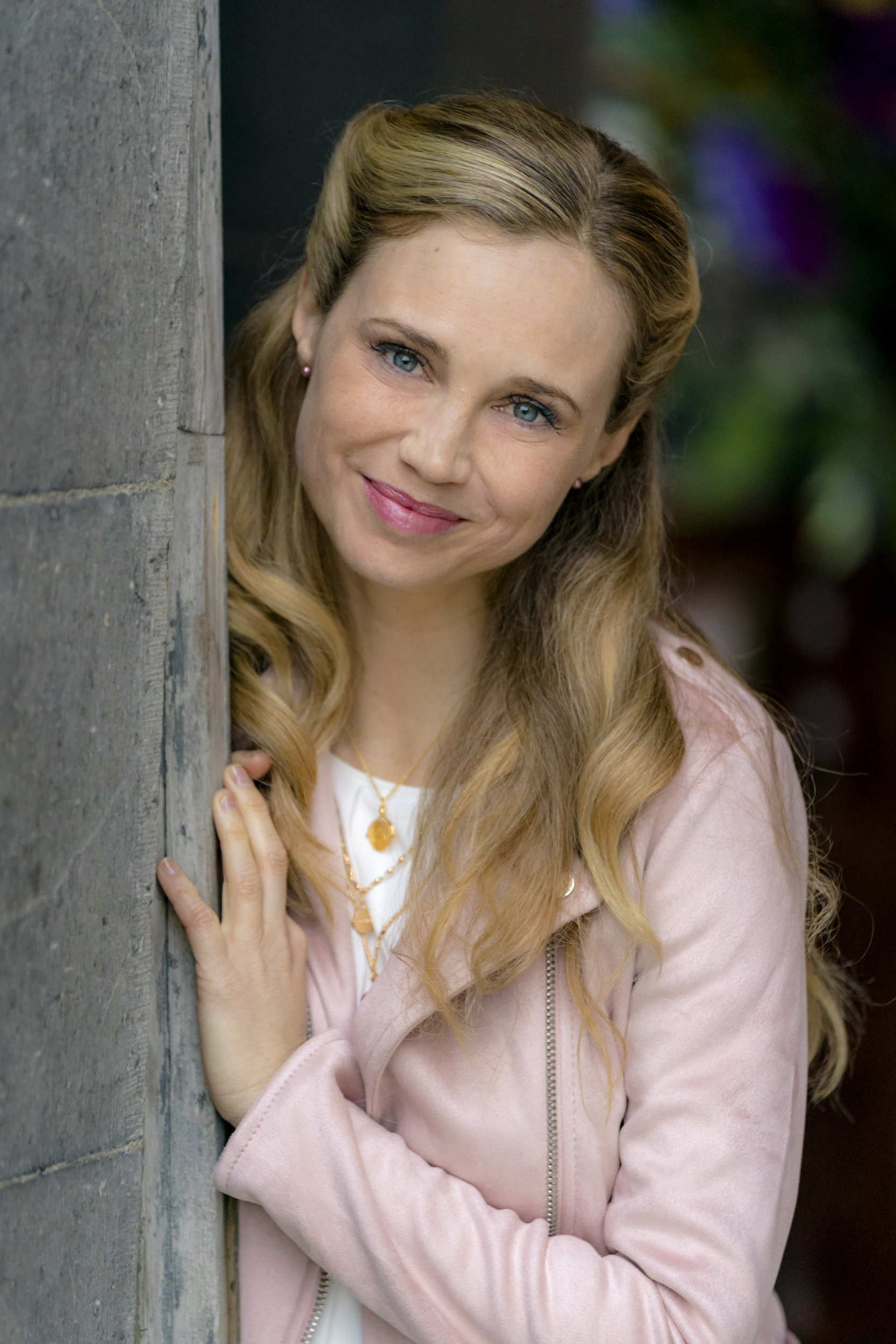 Fiona Gubelmann, Sarah, Royally Ever After, TV Shows, 1670x2500 HD Phone