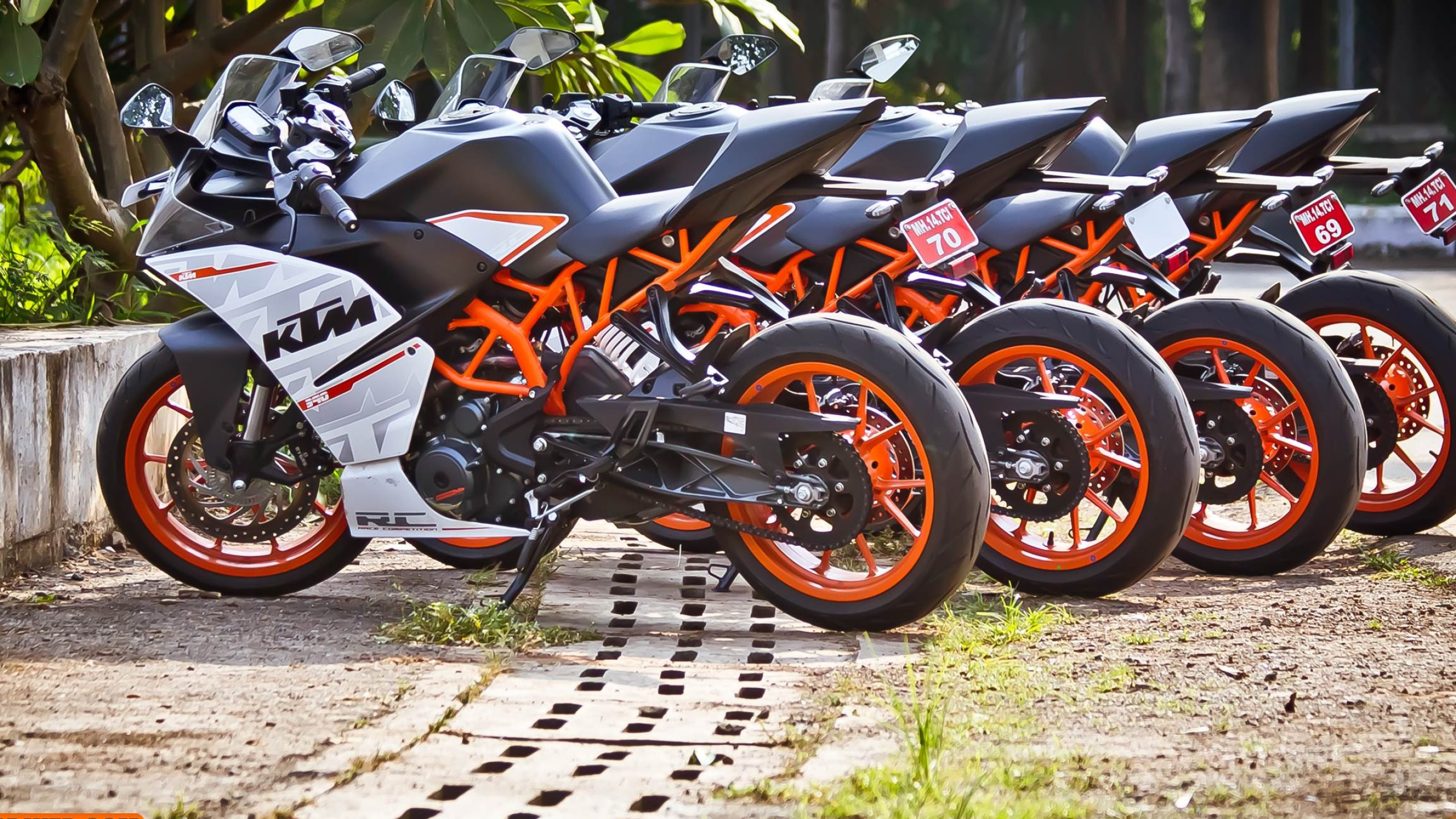 RC390 Parking, KTM RC Wallpaper, 2560x1440 HD Desktop