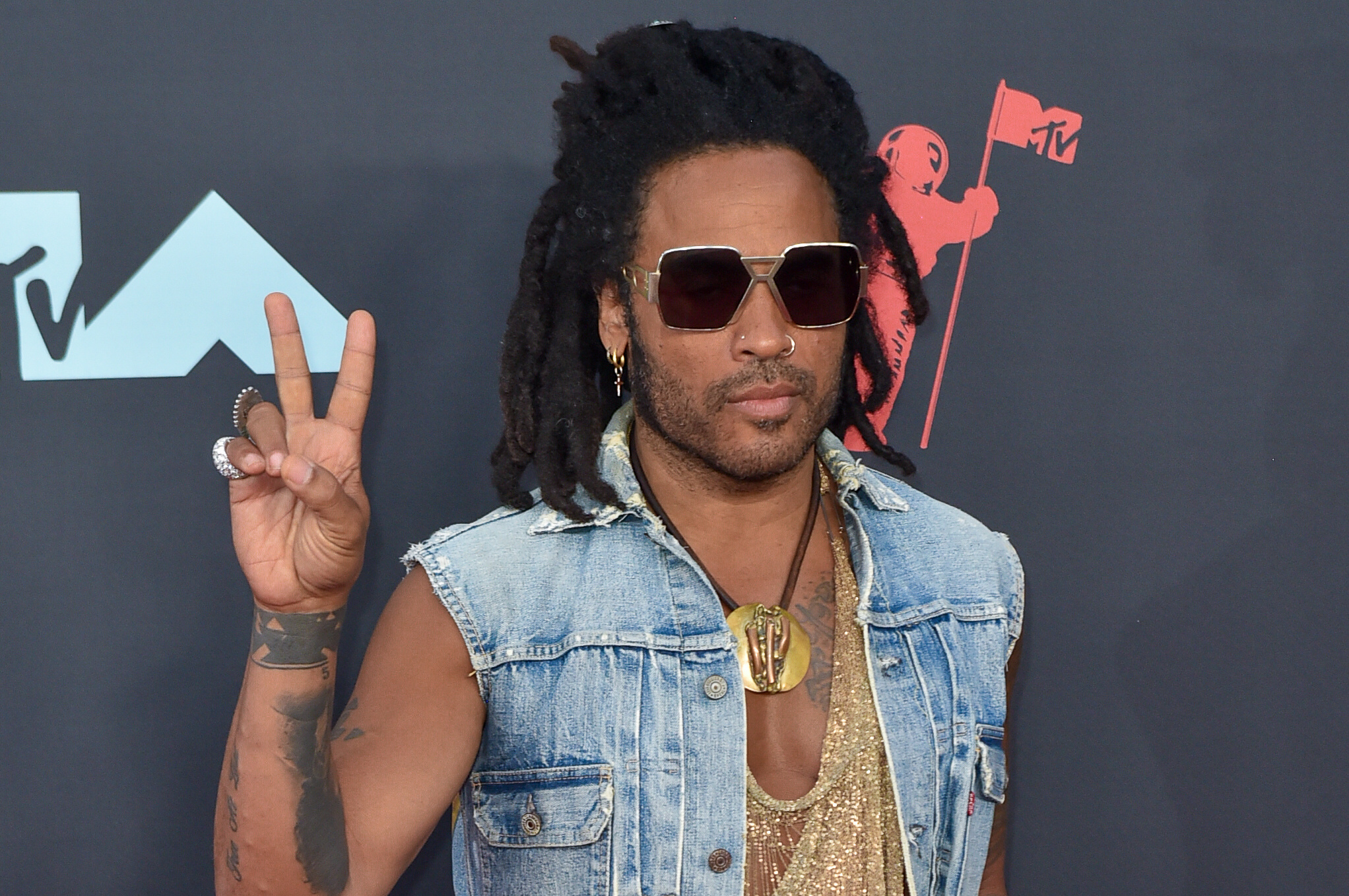 Lenny Kravitz, Sunglasses theft, Iconic fashion statement, Metro News report, 2050x1360 HD Desktop