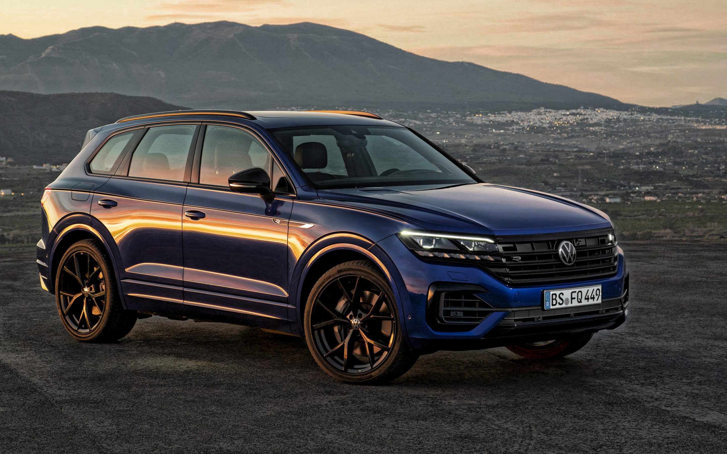 Volkswagen Touareg, Touareg R, Blue SUV, 2880x1800 HD Desktop