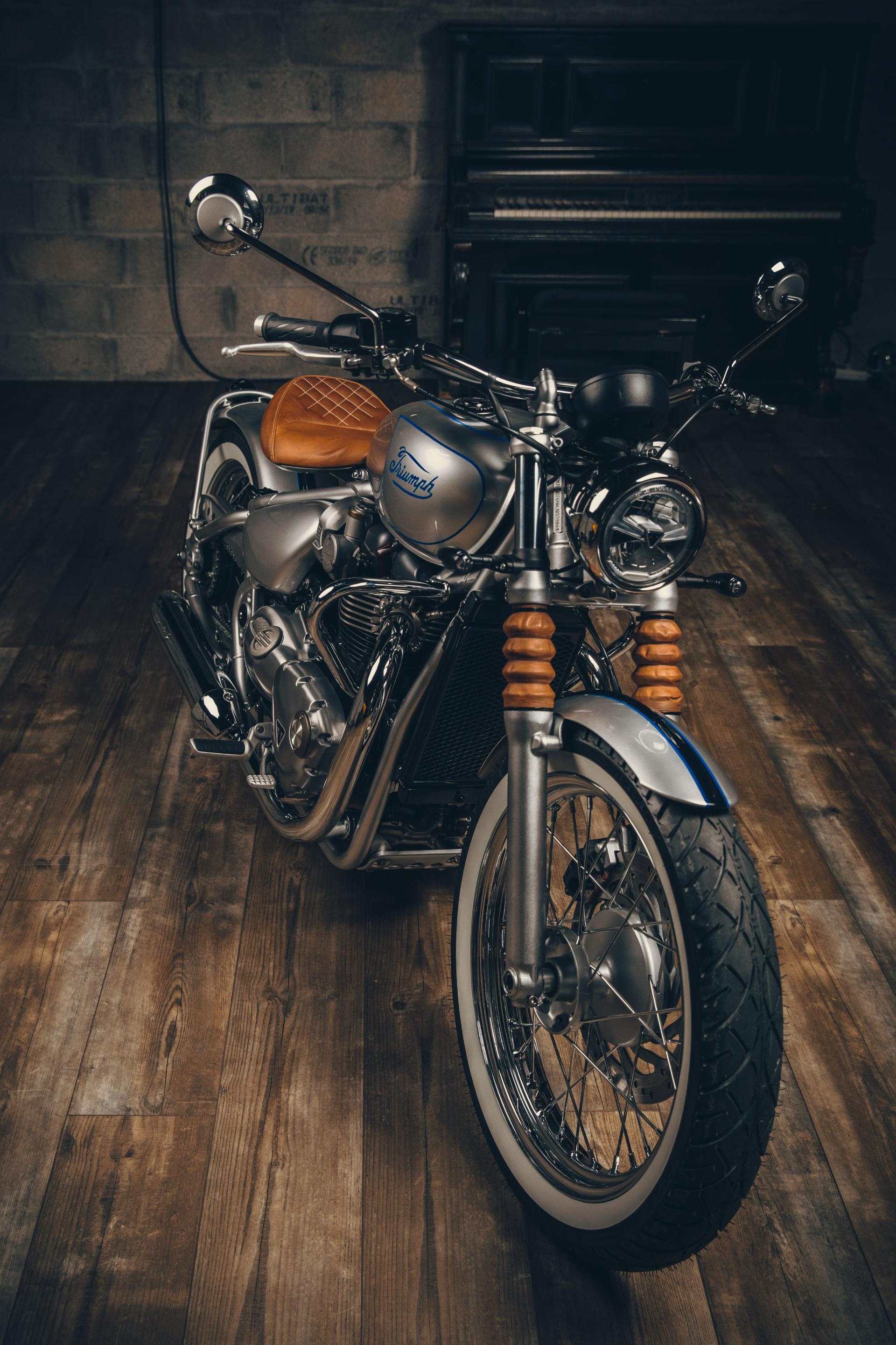 Triumph Bobber, Lanester Concessionnaire, Lorient 56, 1920x2880 HD Phone