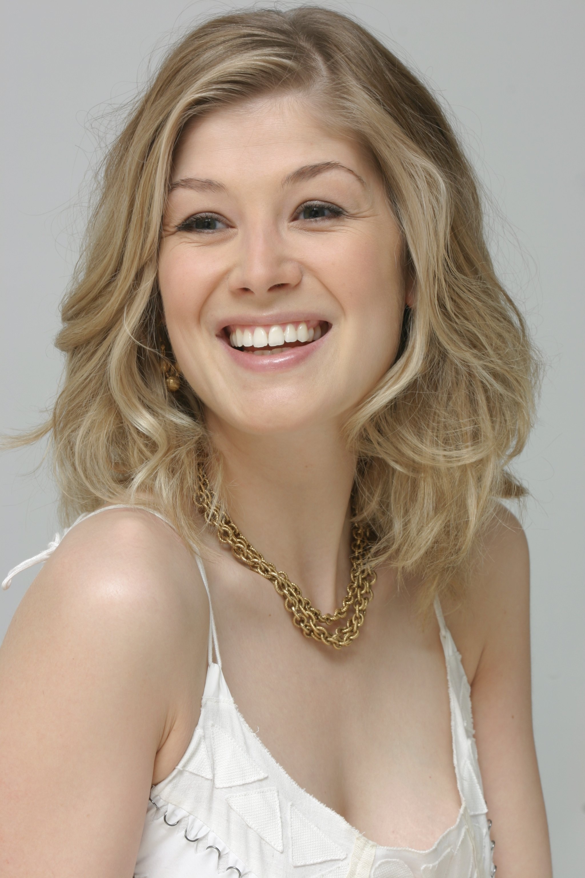 Rosamund Pike, Movies, Actress, Michelle Johnson, 2050x3080 HD Phone