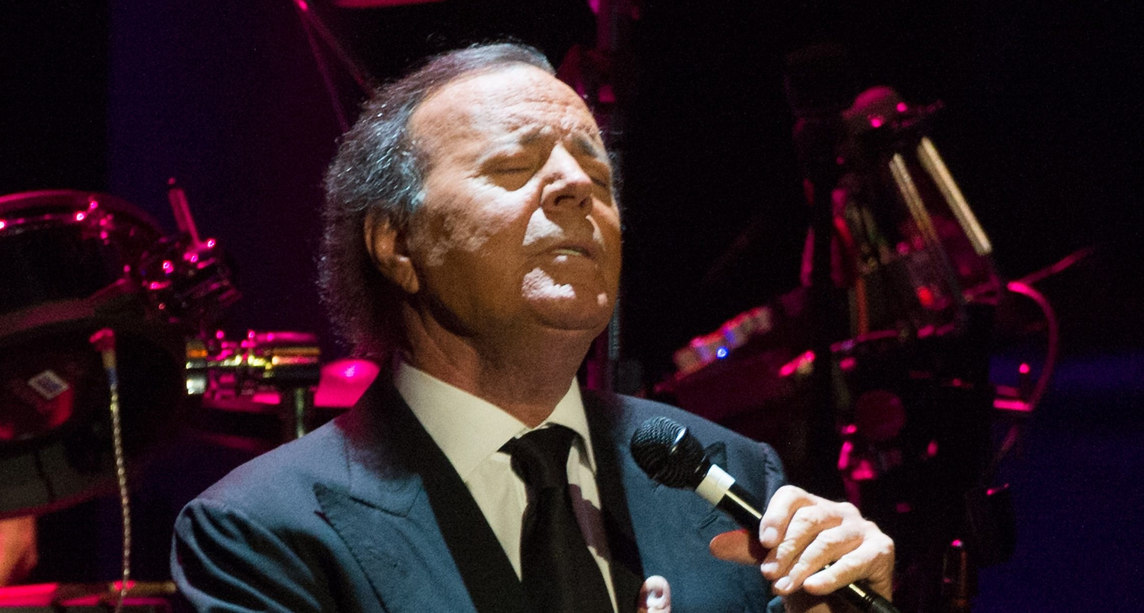 Iconic singer, Julio Iglesias, life story, captivating show, 2280x1230 HD Desktop