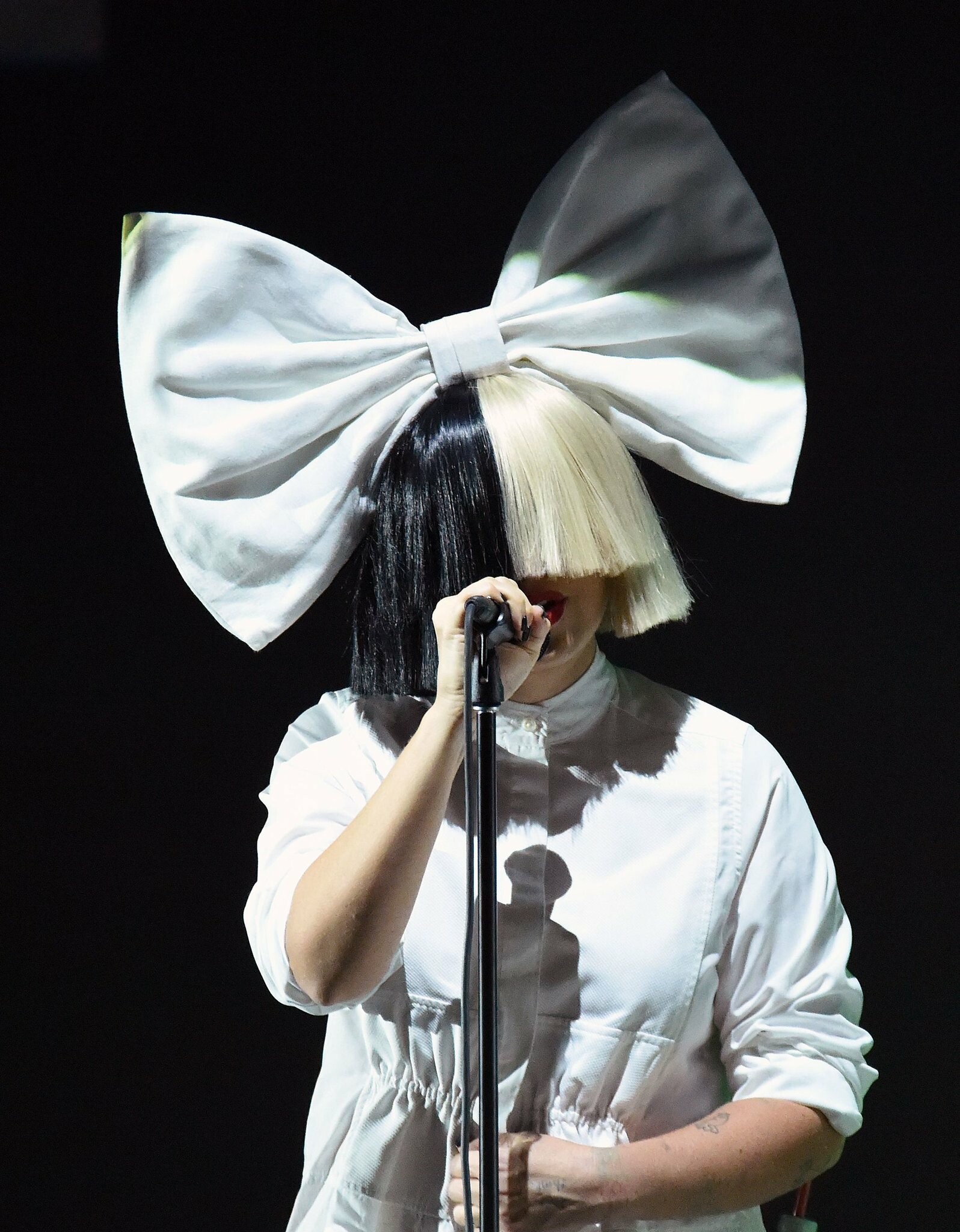 Sia, Celebs, Shy woman, Big wig, 1600x2050 HD Phone