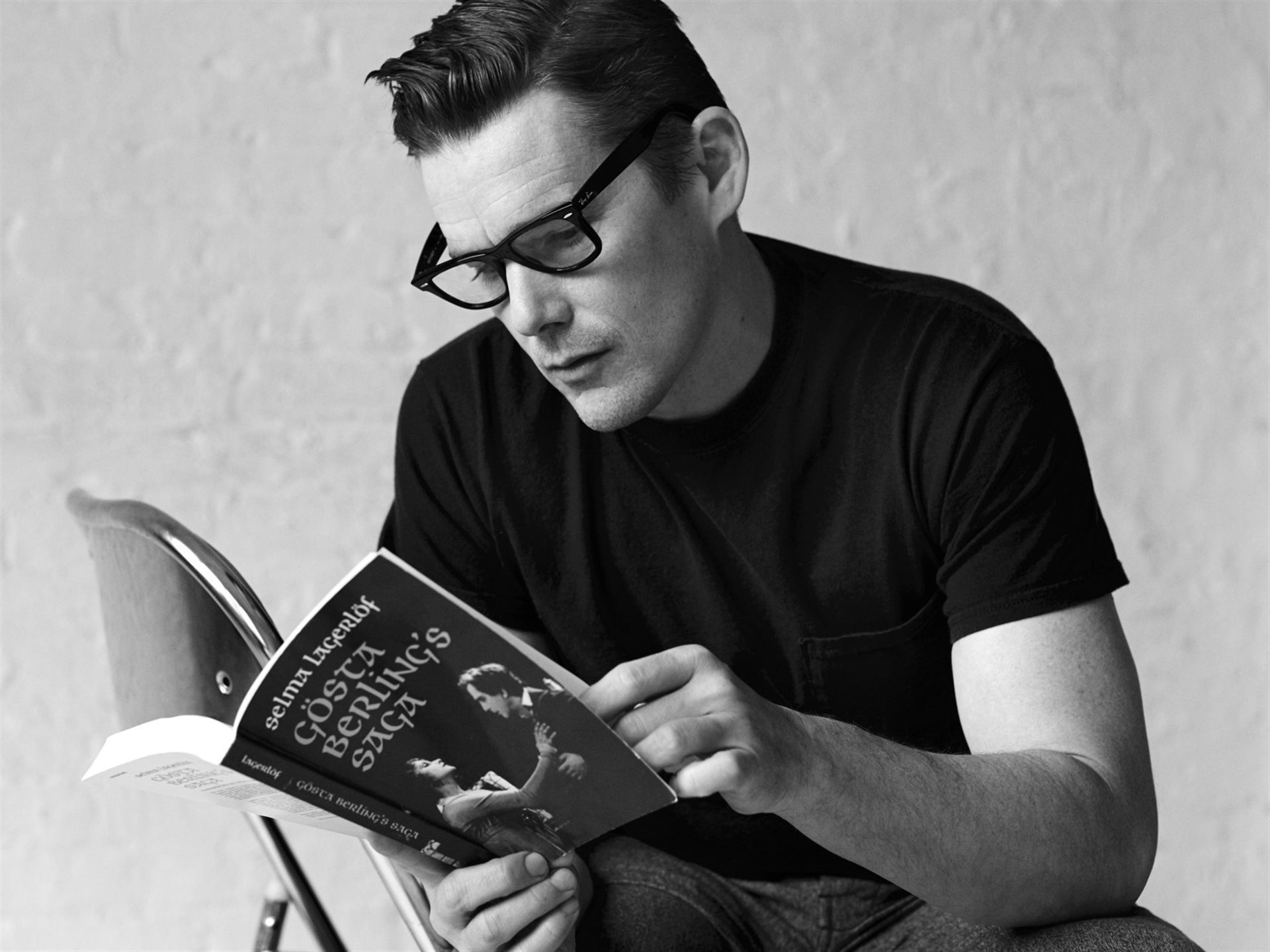 Renowned actor, Ethan Hawke book, High-quality pictures, Glasses, 1920x1440 HD Desktop