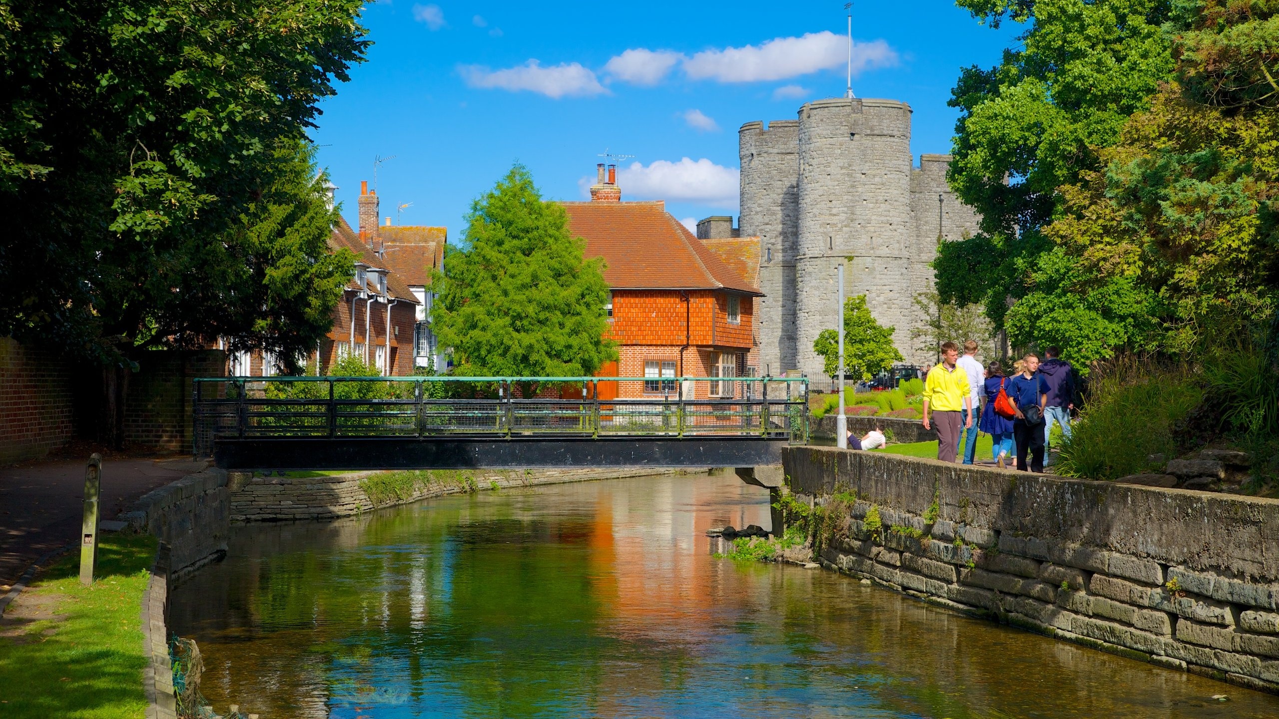 Westgate gardens, Canterbury holiday homes, Holiday houses, Bookabach, 2560x1440 HD Desktop