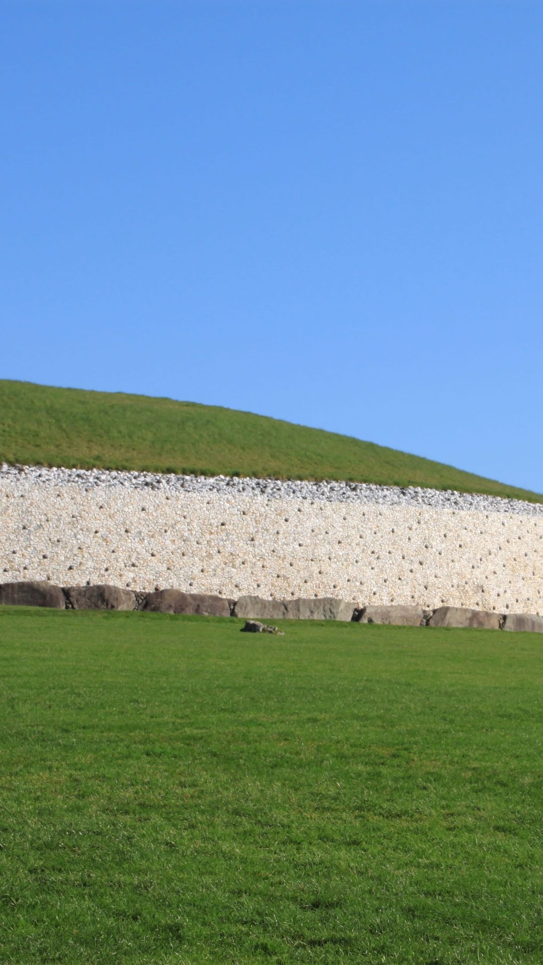 Newgrange, Serene beauty, Bella Vita, Travel inspiration, 1080x1920 Full HD Phone