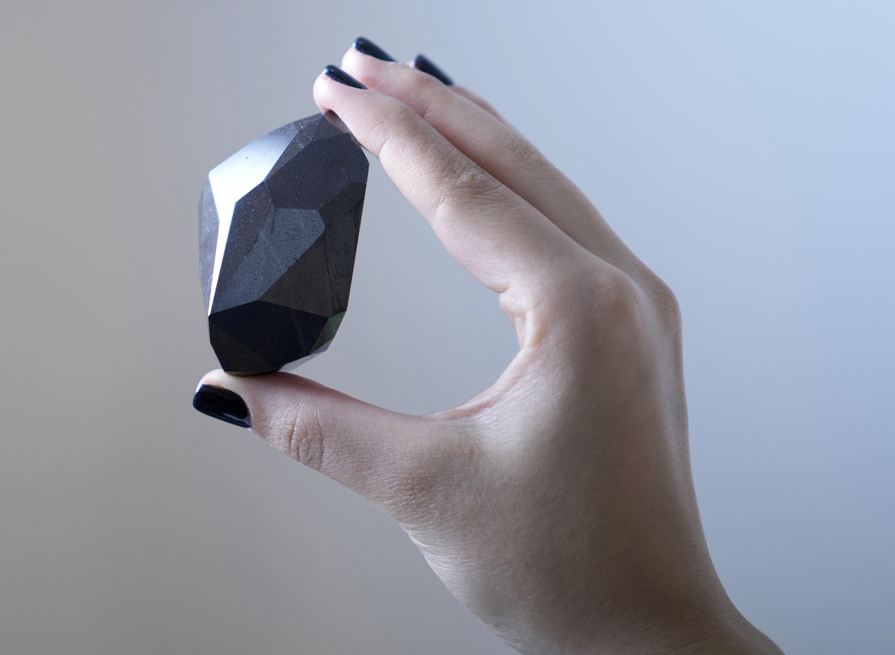 Black Diamond, 55, 555 carat, Dubai, 2880x2110 HD Desktop