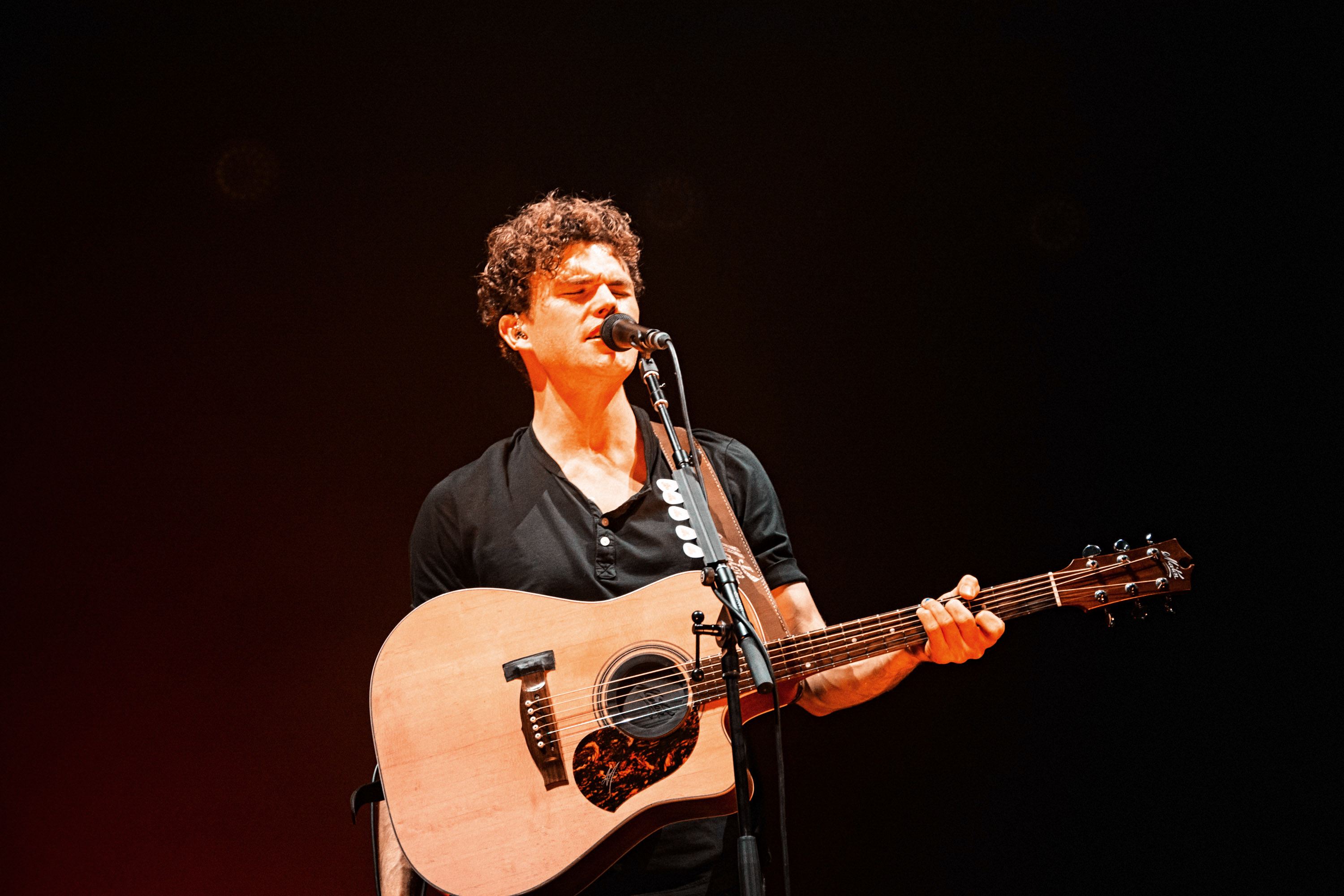 Vance Joy (Music), Live performance, Enchanting venue, Captivated audience, 3000x2000 HD Desktop