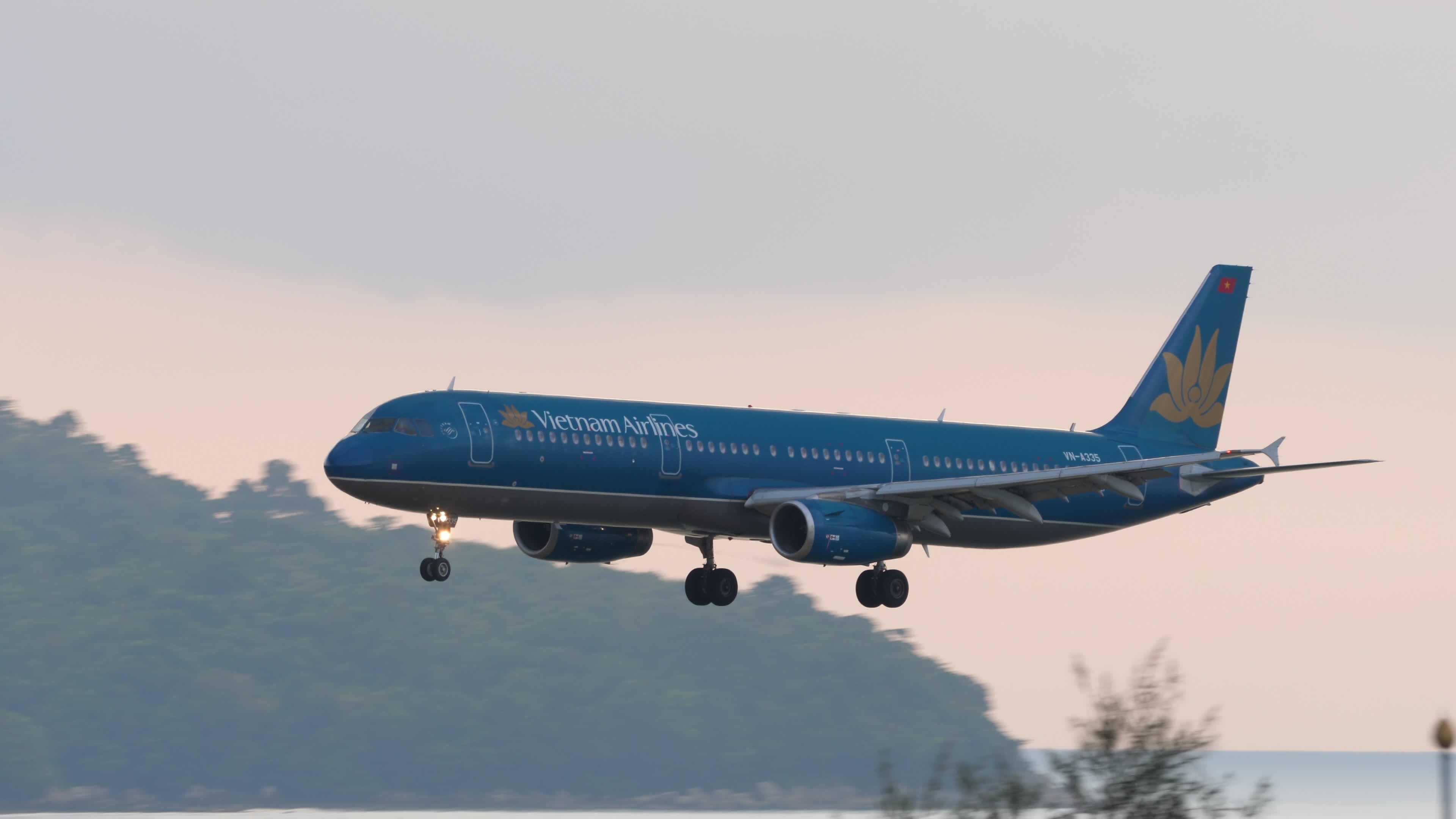 Vietnam Airlines, Airbus A321, Landing video, Vecteezy stock footage, 3840x2160 4K Desktop