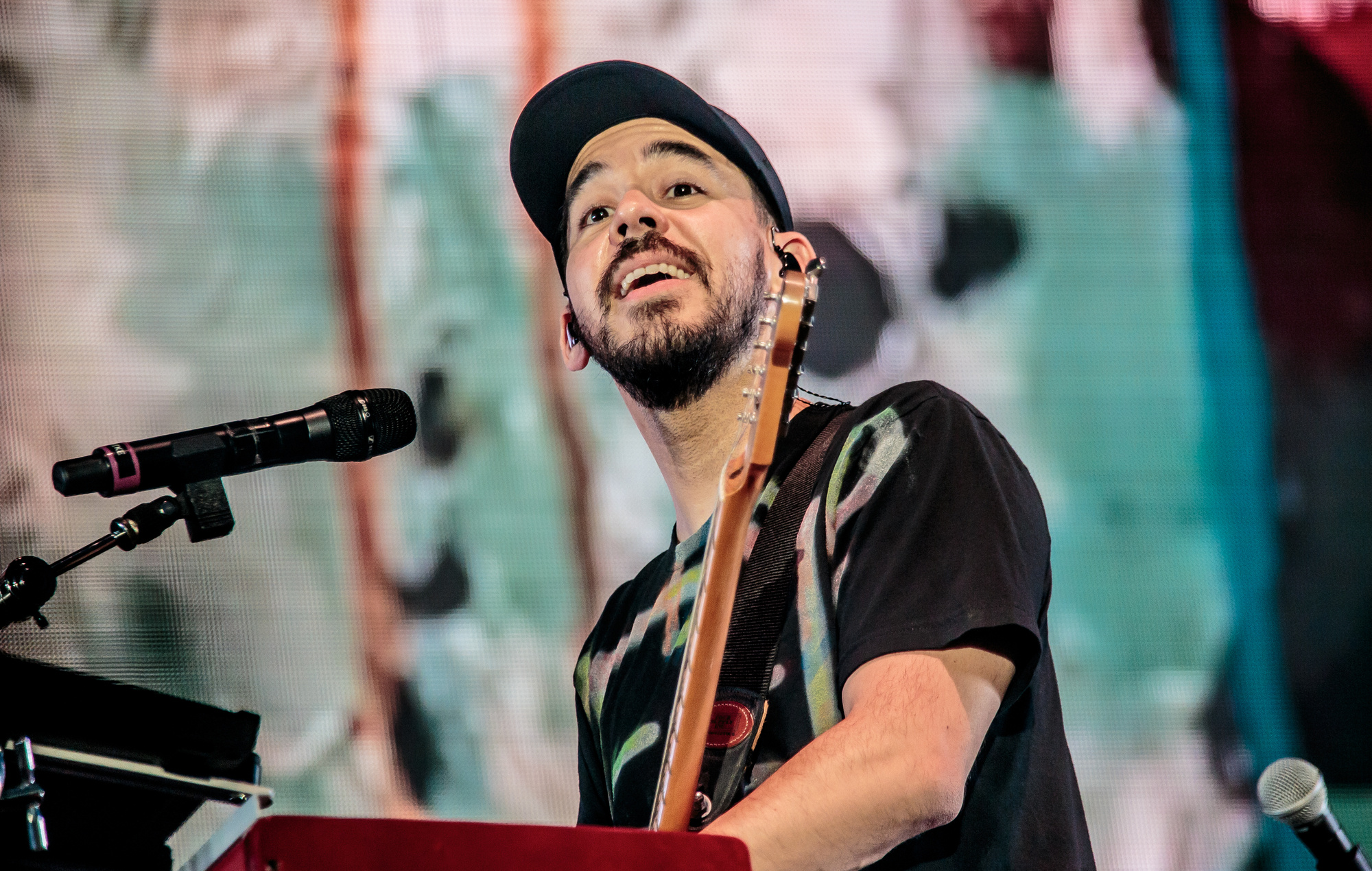 Mike Shinoda, Latin American magazine feature, Regan Enlace, 2000x1270 HD Desktop