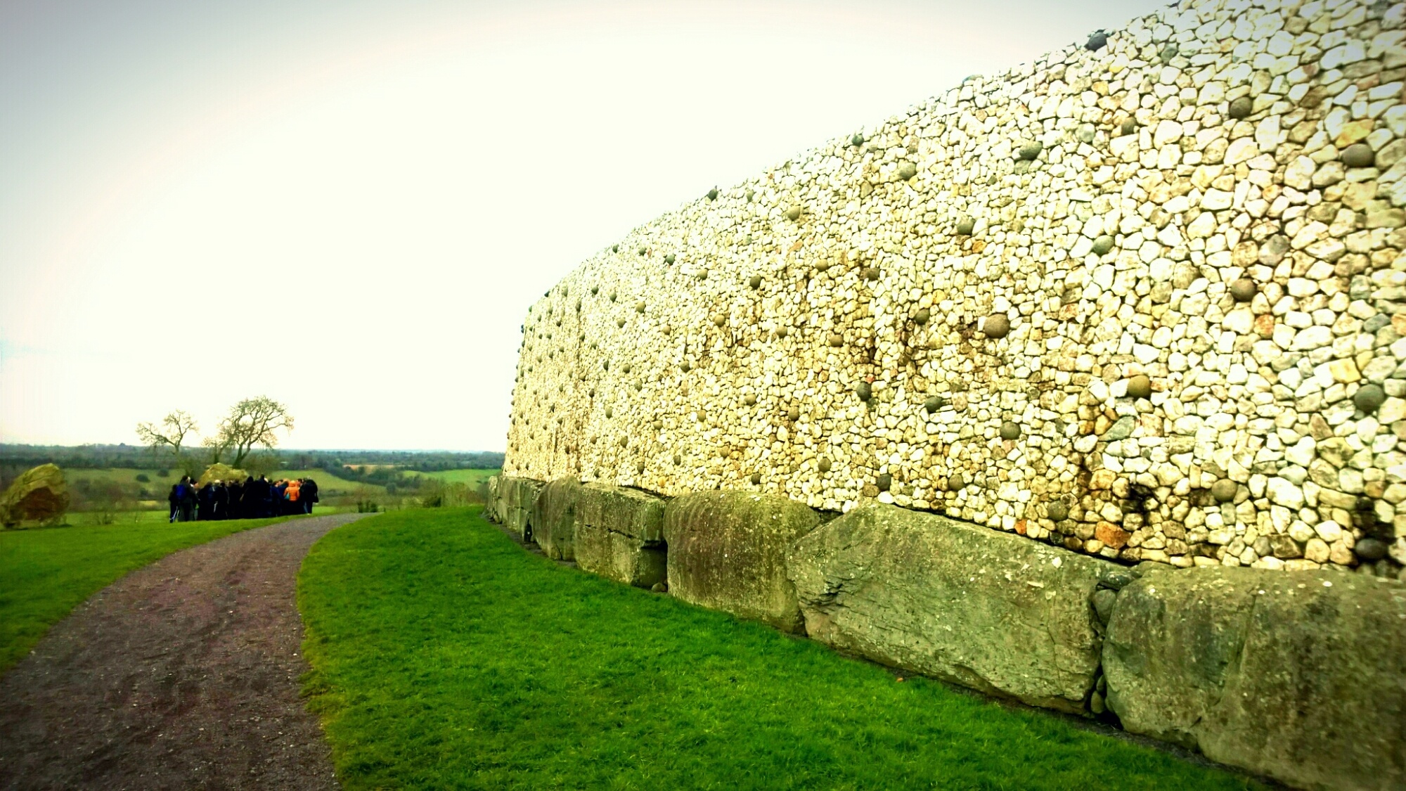 Newgrange, Neolithic style, Kate Shrewsday, Artistic expression, 2000x1130 HD Desktop