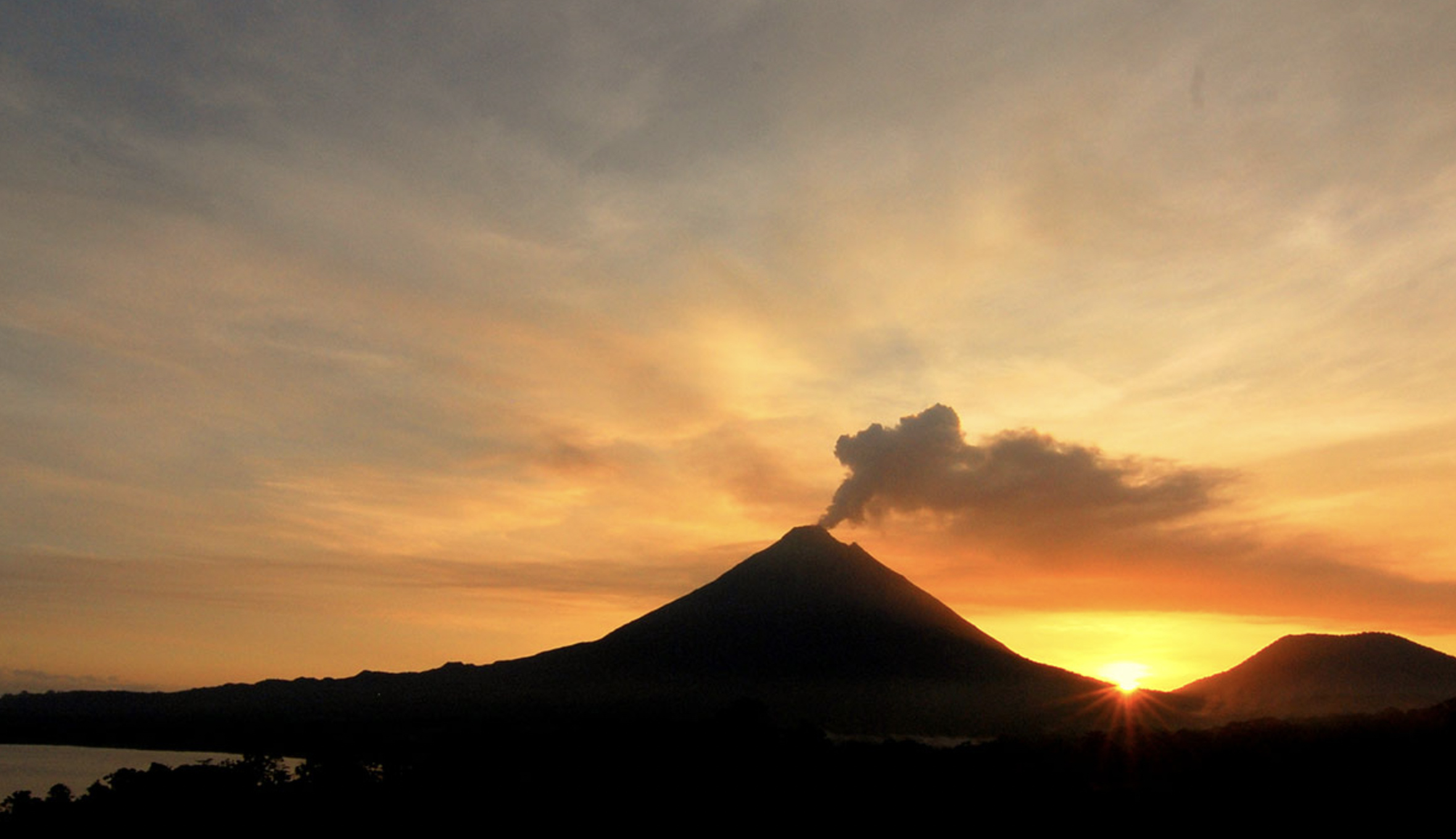 Arenal Volcano helicopter expedition, Papagayo, Fly Adventure Air, Volcanic landscape, 2360x1360 HD Desktop