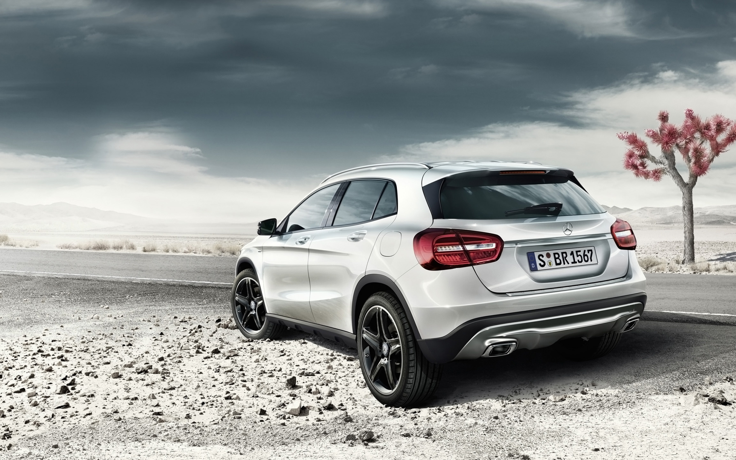 Mercedes-Benz GLA, Luxury crossover, Sleek design, Cutting-edge technology, 2560x1600 HD Desktop