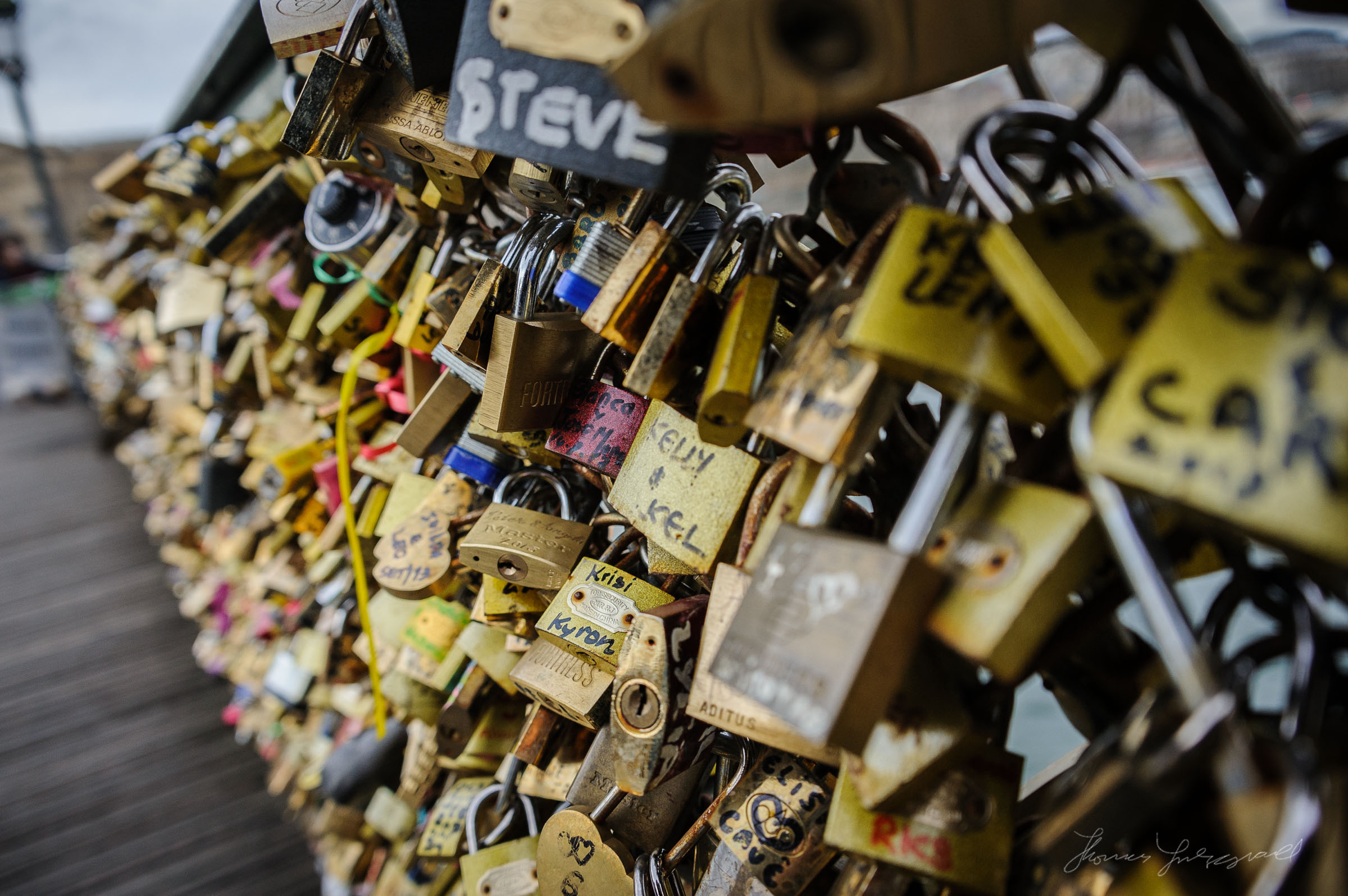 Lover's Bridge, Paris, Pont des Arts, Love locks photography, 2400x1600 HD Desktop