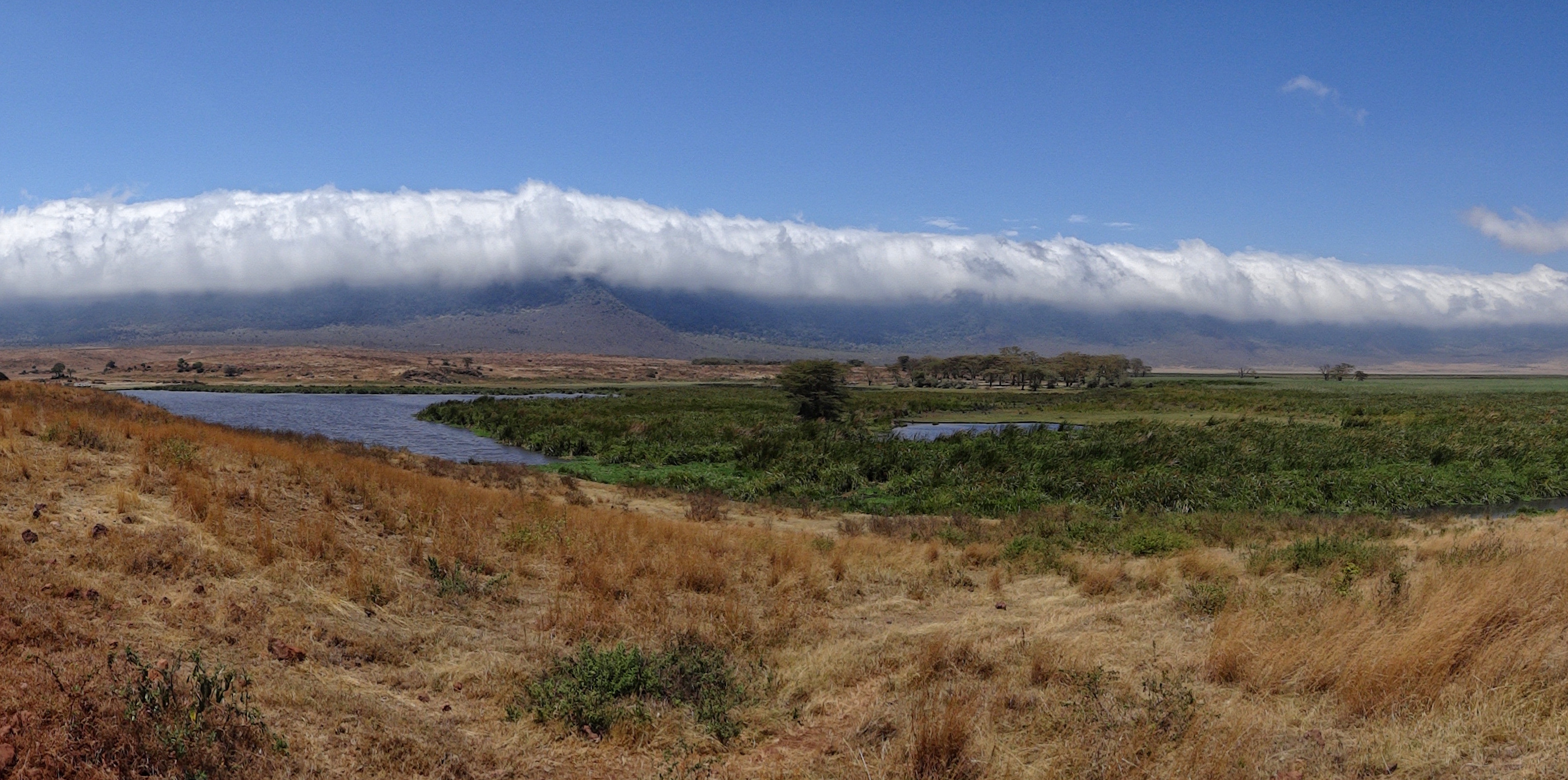 Ngorongoro Crater, Boarische Wikipedia, 3110x1550 Dual Screen Desktop