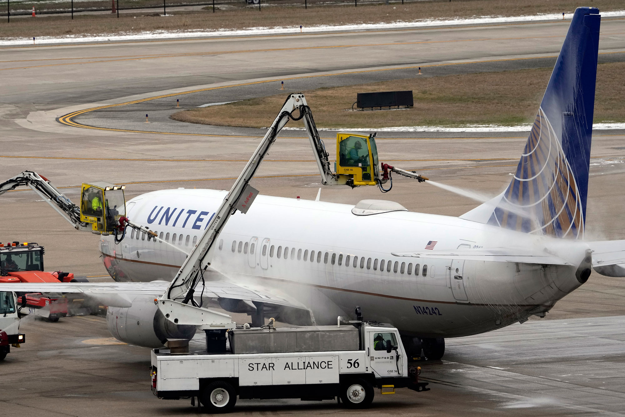 George Bush Intercontinental Airport, Flight Cancellations, Bad Weather, Texas, 2000x1340 HD Desktop