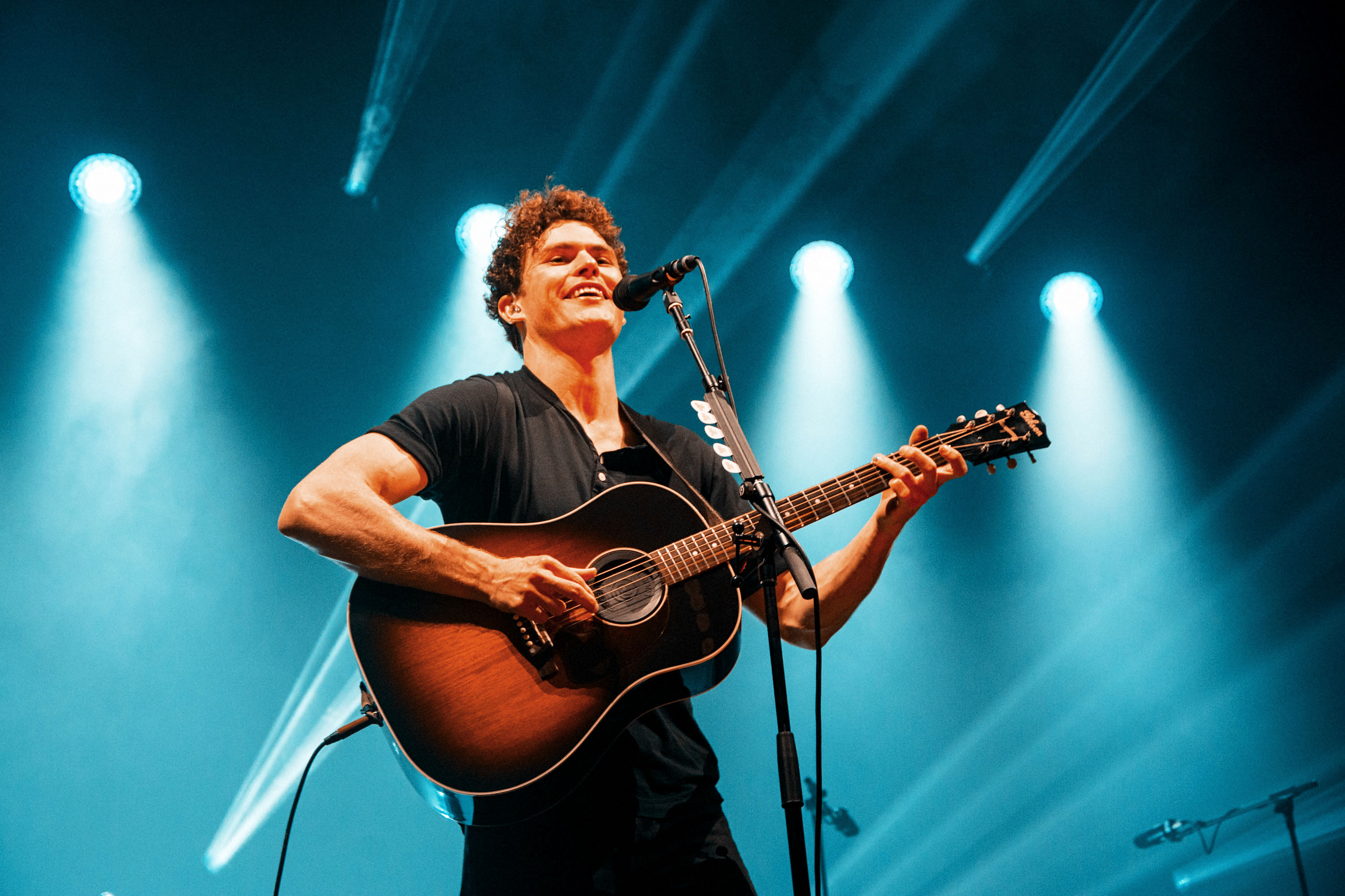 Vance Joy (Music), Live performance, Enchanting venue, Captivated audience, 3000x2000 HD Desktop