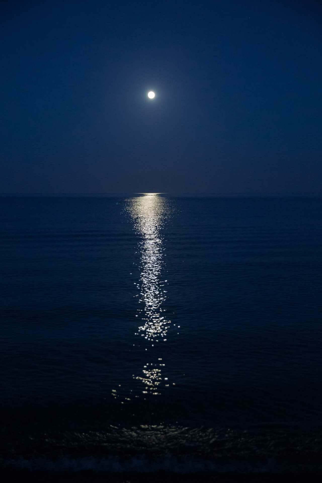 Reel moon reflection, Sun wallpaper, 1280x1920 HD Phone