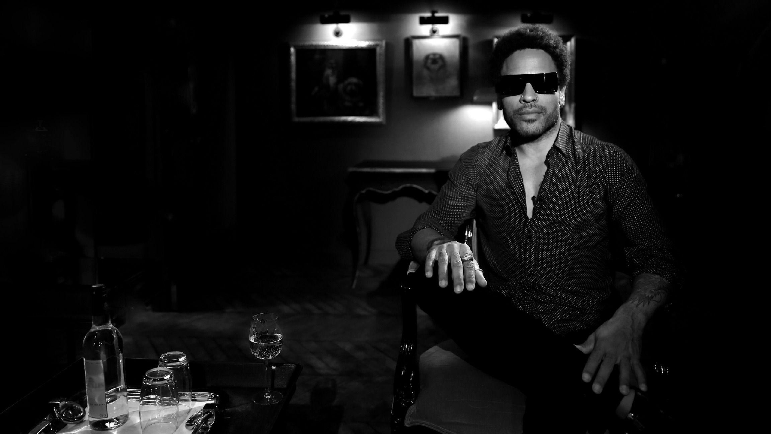 Lenny Kravitz, Music legend, Captivating stage presence, Iconic fashion, 2560x1440 HD Desktop