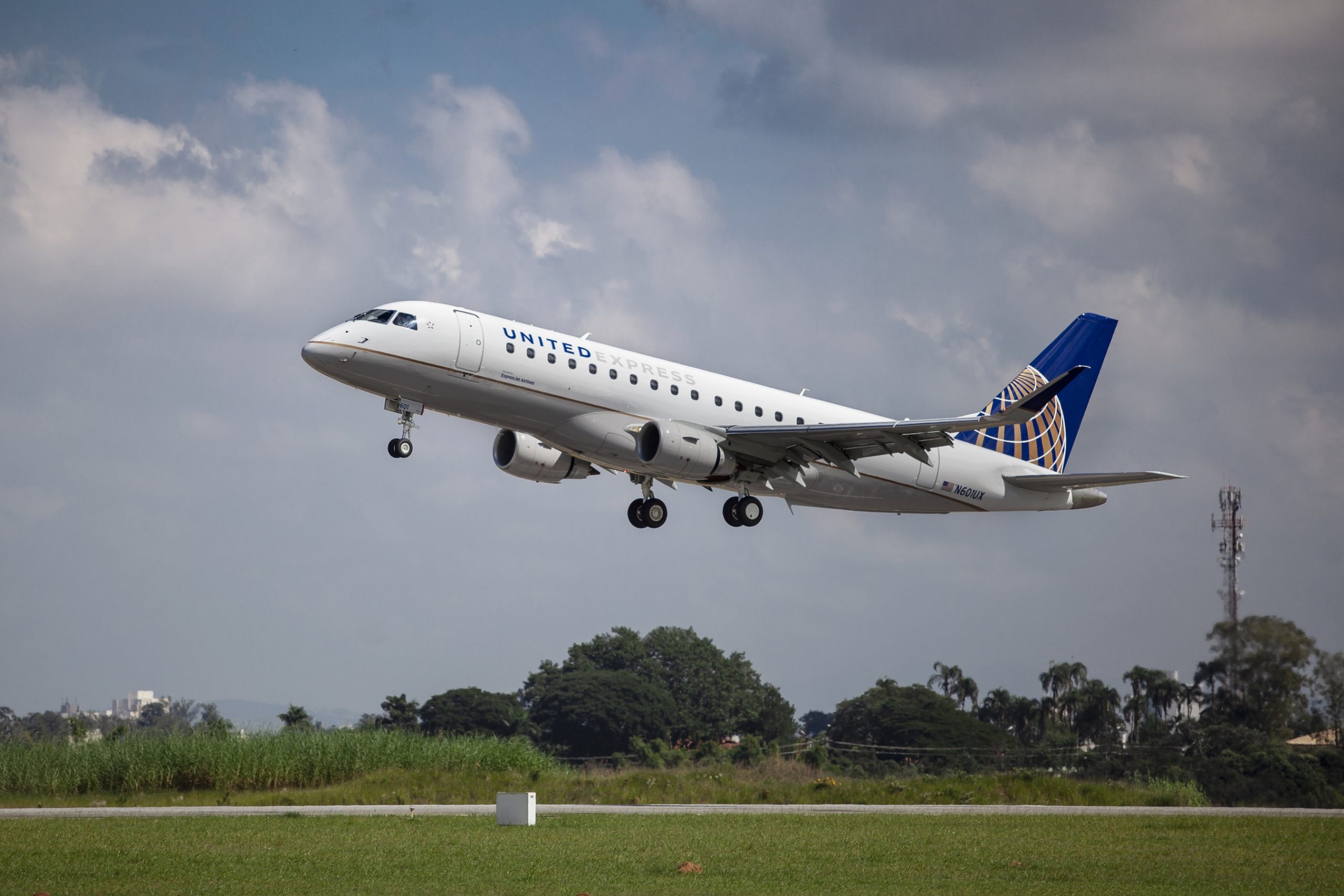 ExpressJet Airlines, Introduces Embraer E175, 2560x1710 HD Desktop