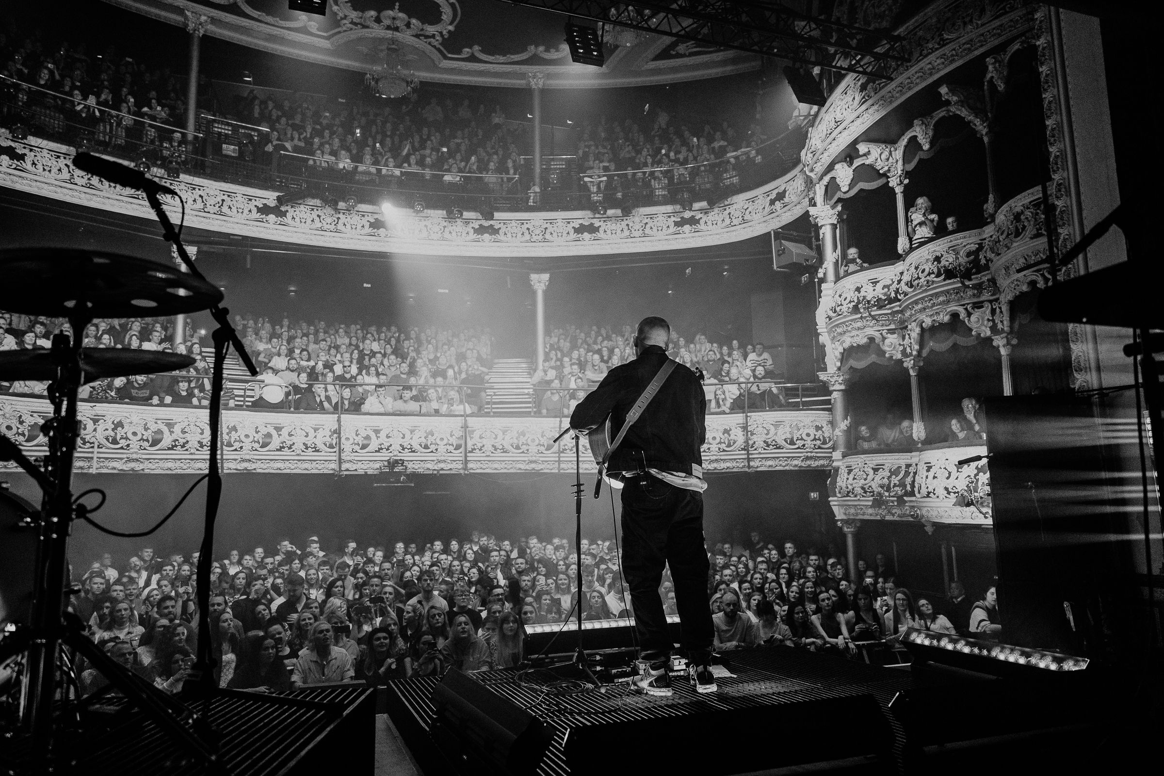 The Power and Glory of Dermot Kennedy 2400x1600