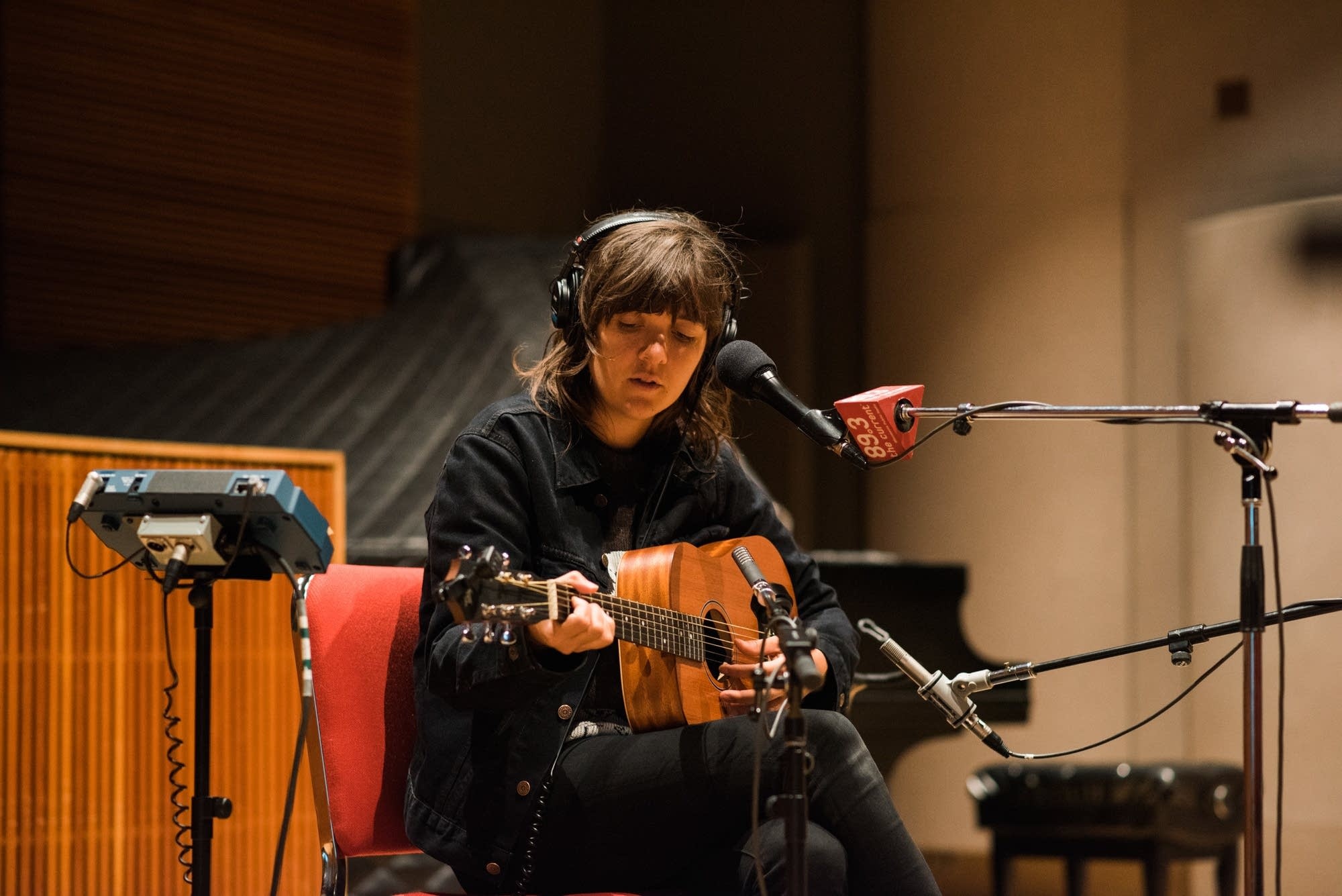 Courtney Barnett, In the Current studio, Perform, 2000x1340 HD Desktop