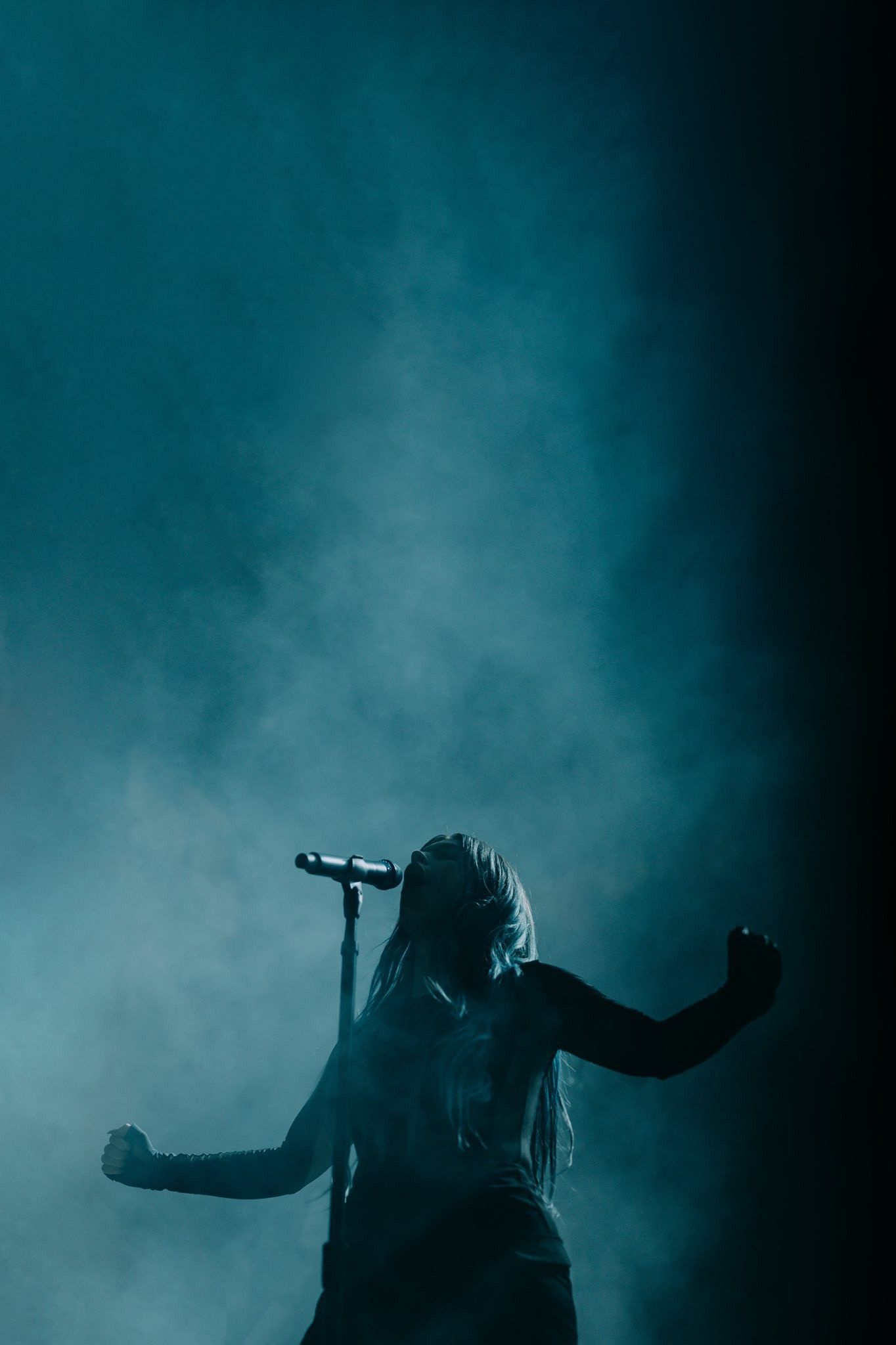 Anna Calvi, Captivating performances, Unique guitar style, Powerful vocals, 1370x2050 HD Phone