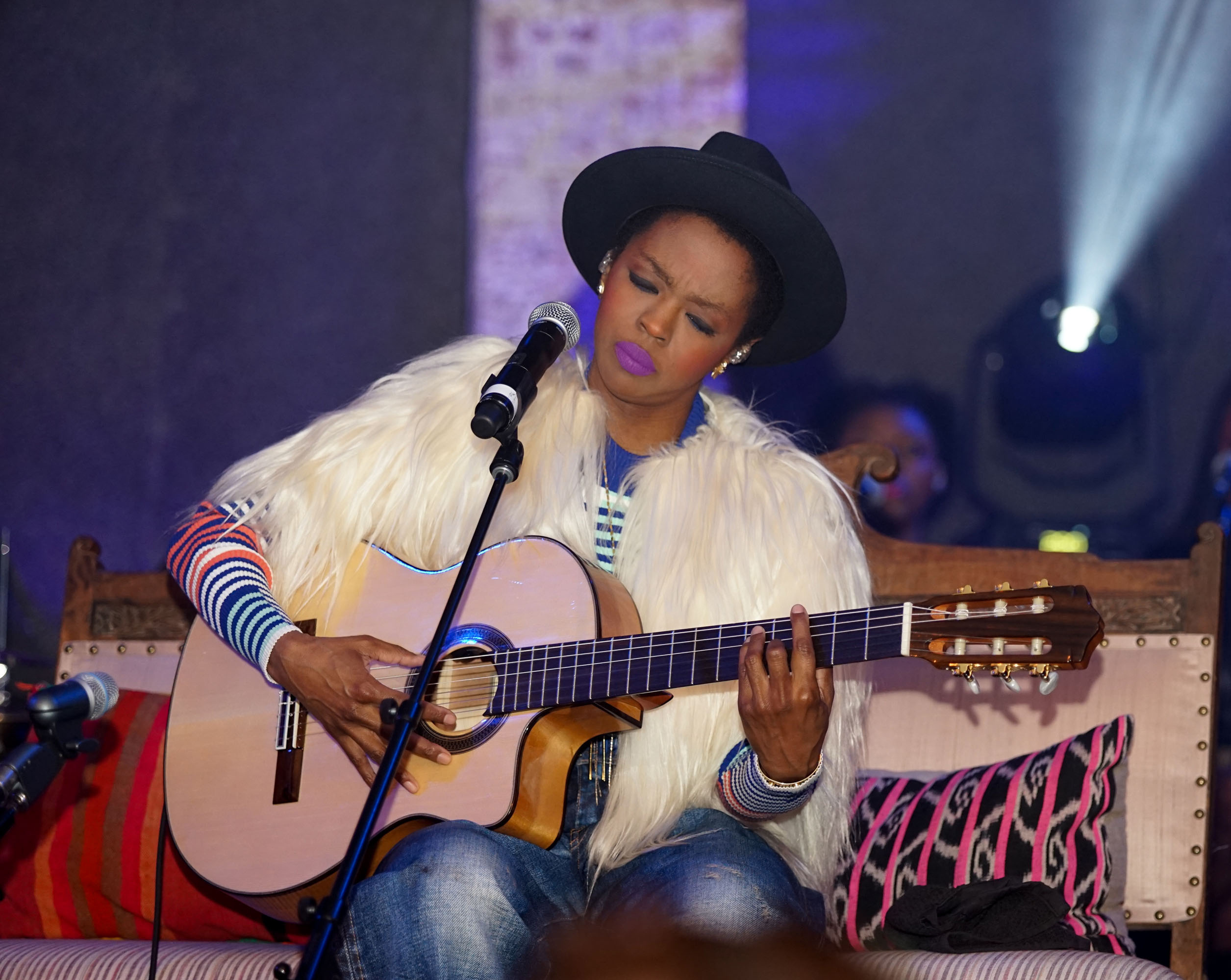 Lauryn Hill, Acoustic performances, Musical genius, Soulful melodies, 2520x2000 HD Desktop