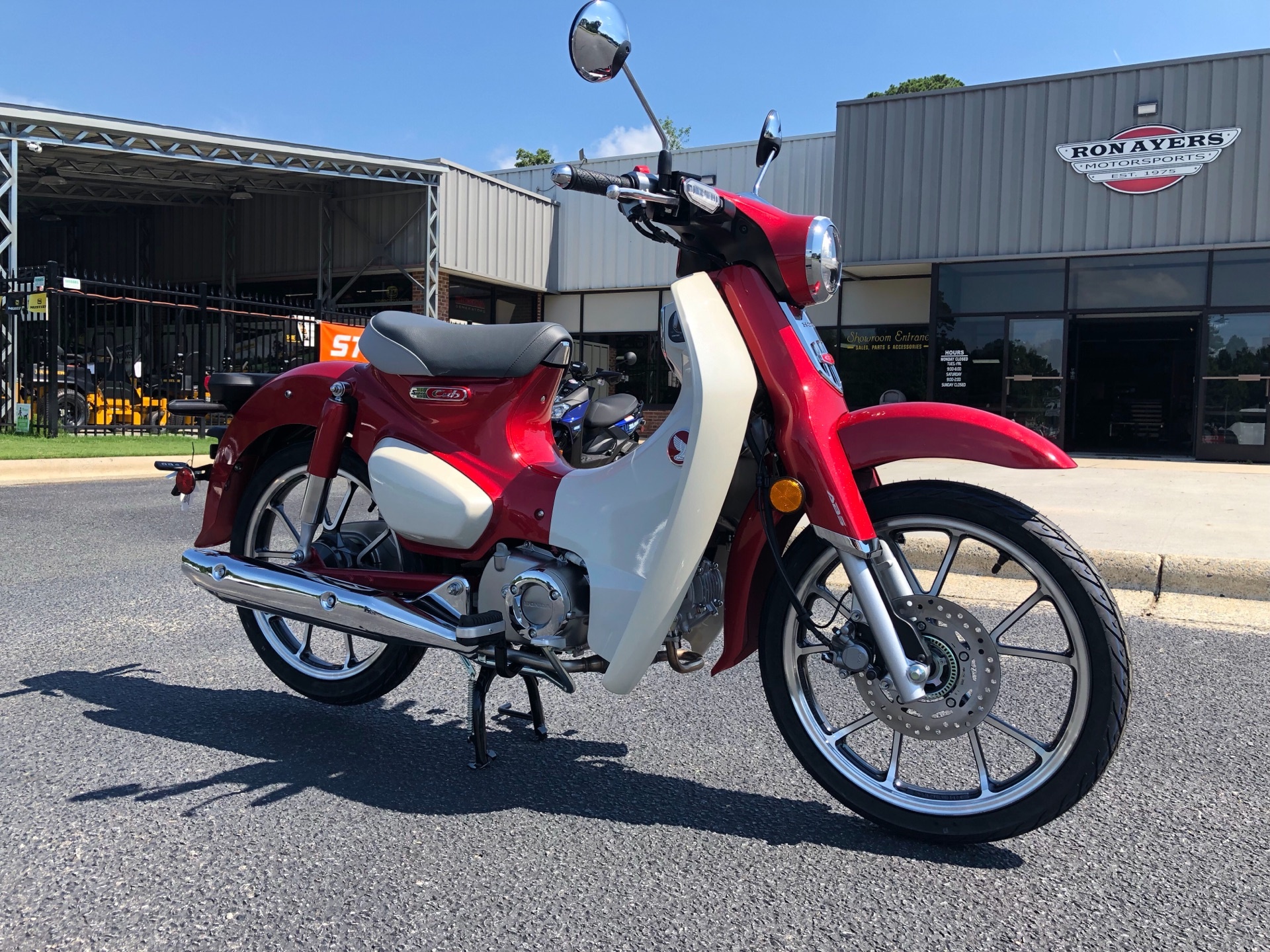 Honda Super Cub, Classic bike design, Iconic motorcycle, Reliability on two wheels, 1920x1440 HD Desktop