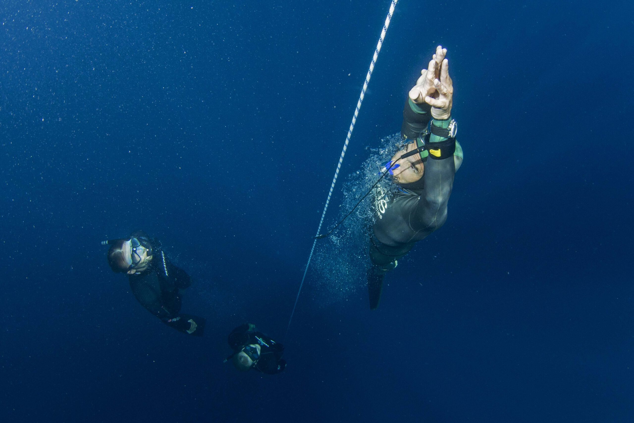 Ascending, Freediving Wallpaper, 2560x1710 HD Desktop