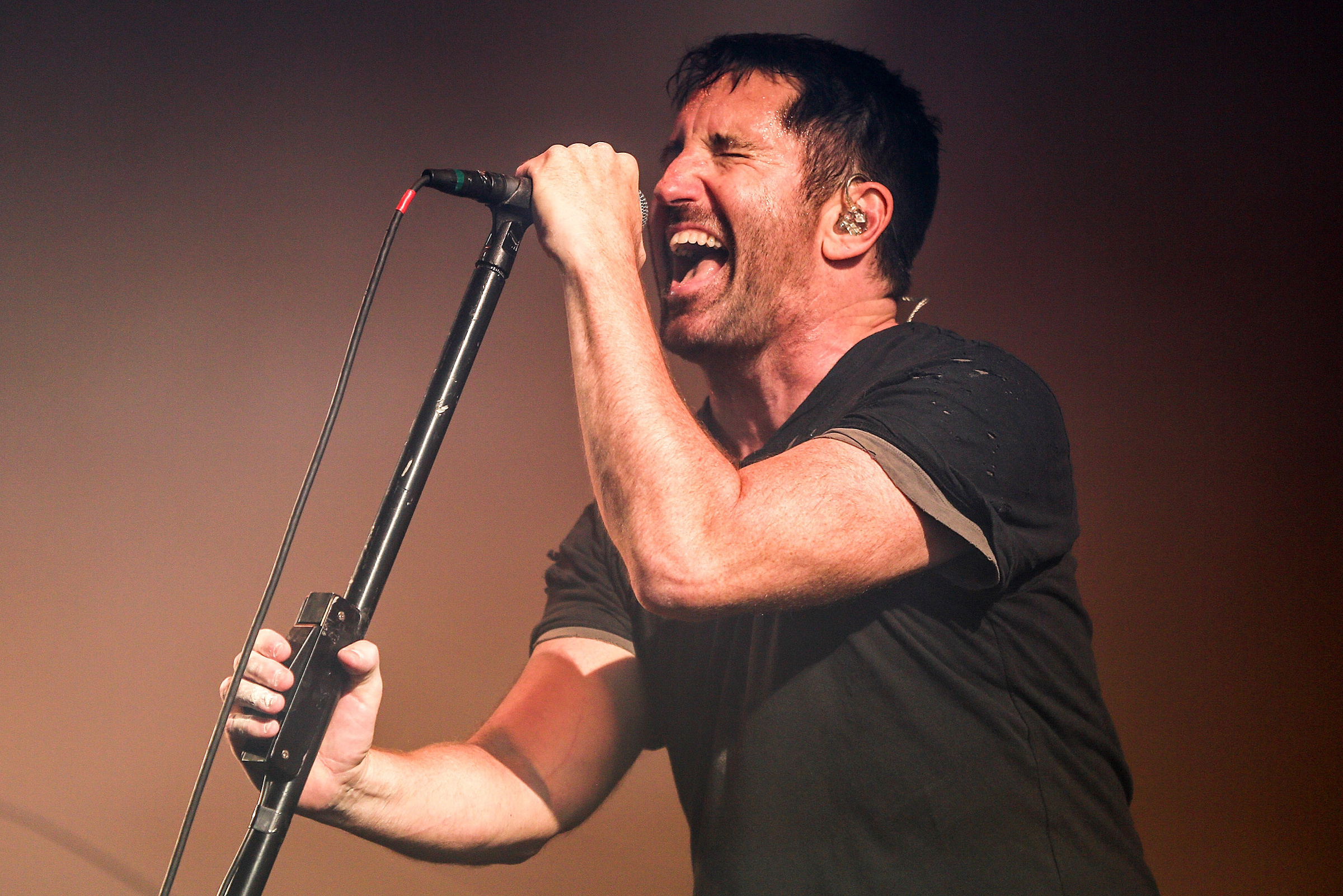 Performing, Nine Inch Nails Wallpaper, 2400x1610 HD Desktop