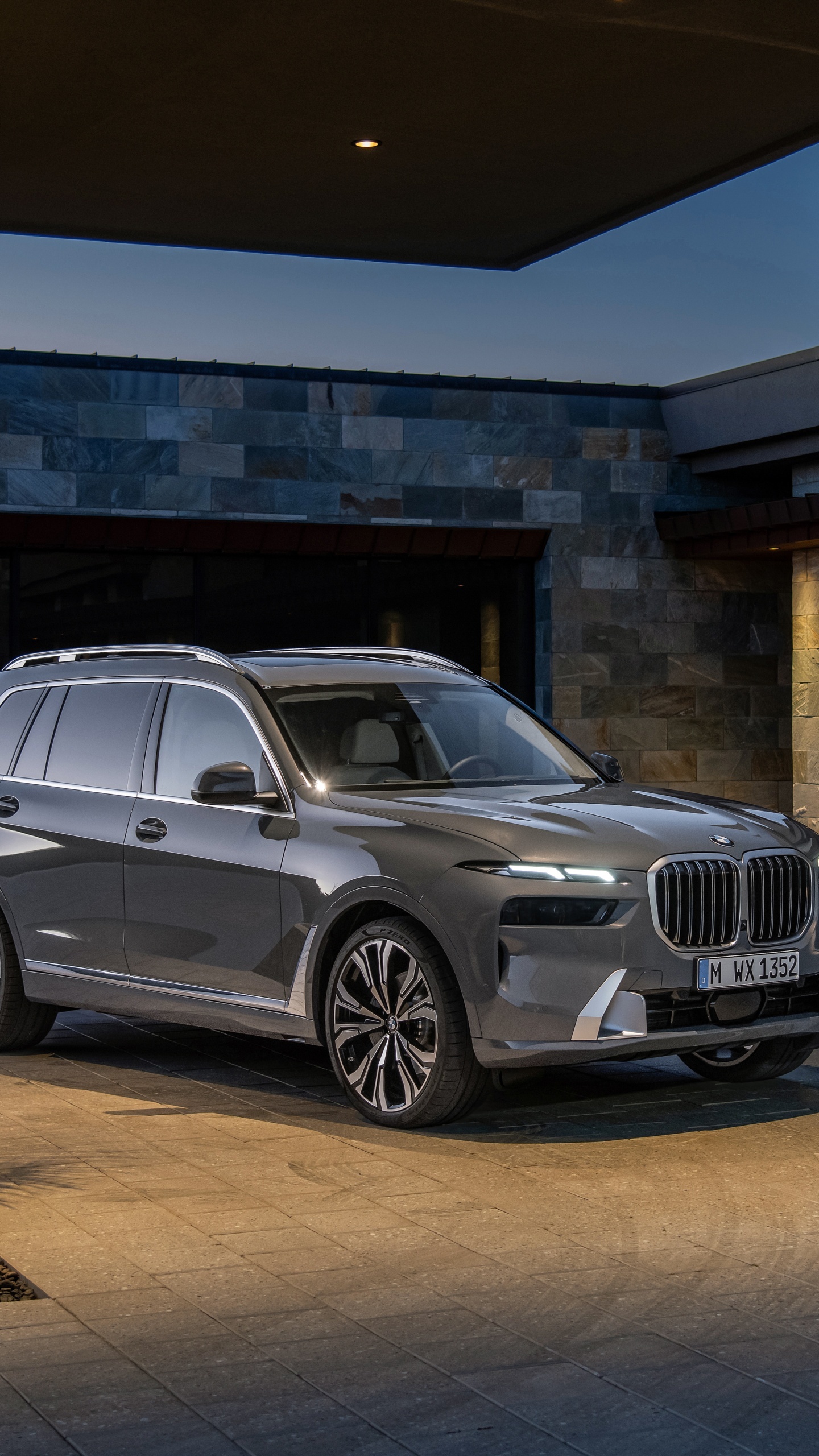 BMW X7, Xdrive40i model, Luxury SUV, 2022 version, 1440x2560 HD Phone