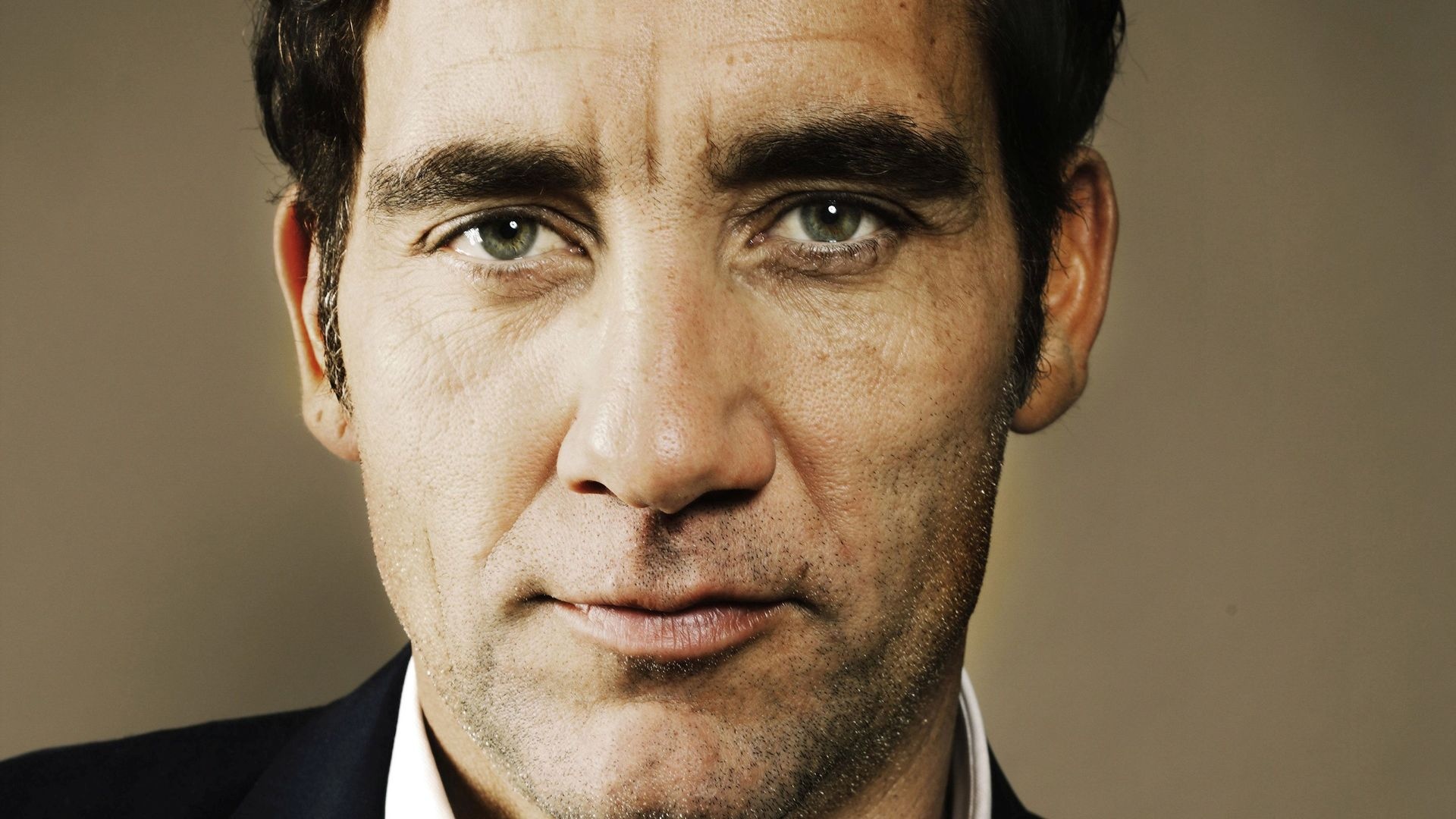 Clive Owen, Intense gaze, Handsome actor, Black and white, 1920x1080 Full HD Desktop