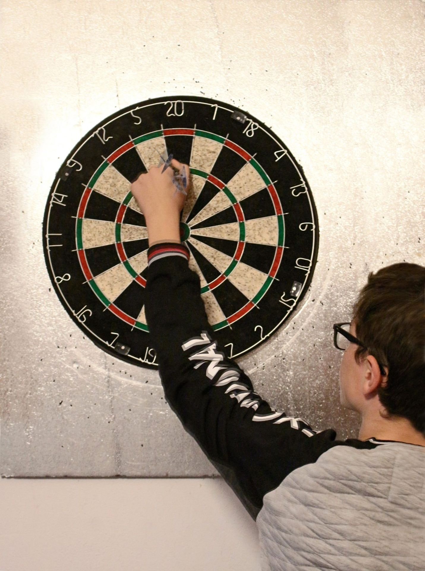 Hobby darts, Recreational sport, Playing for fun, Casual throwing, 1440x1920 HD Phone