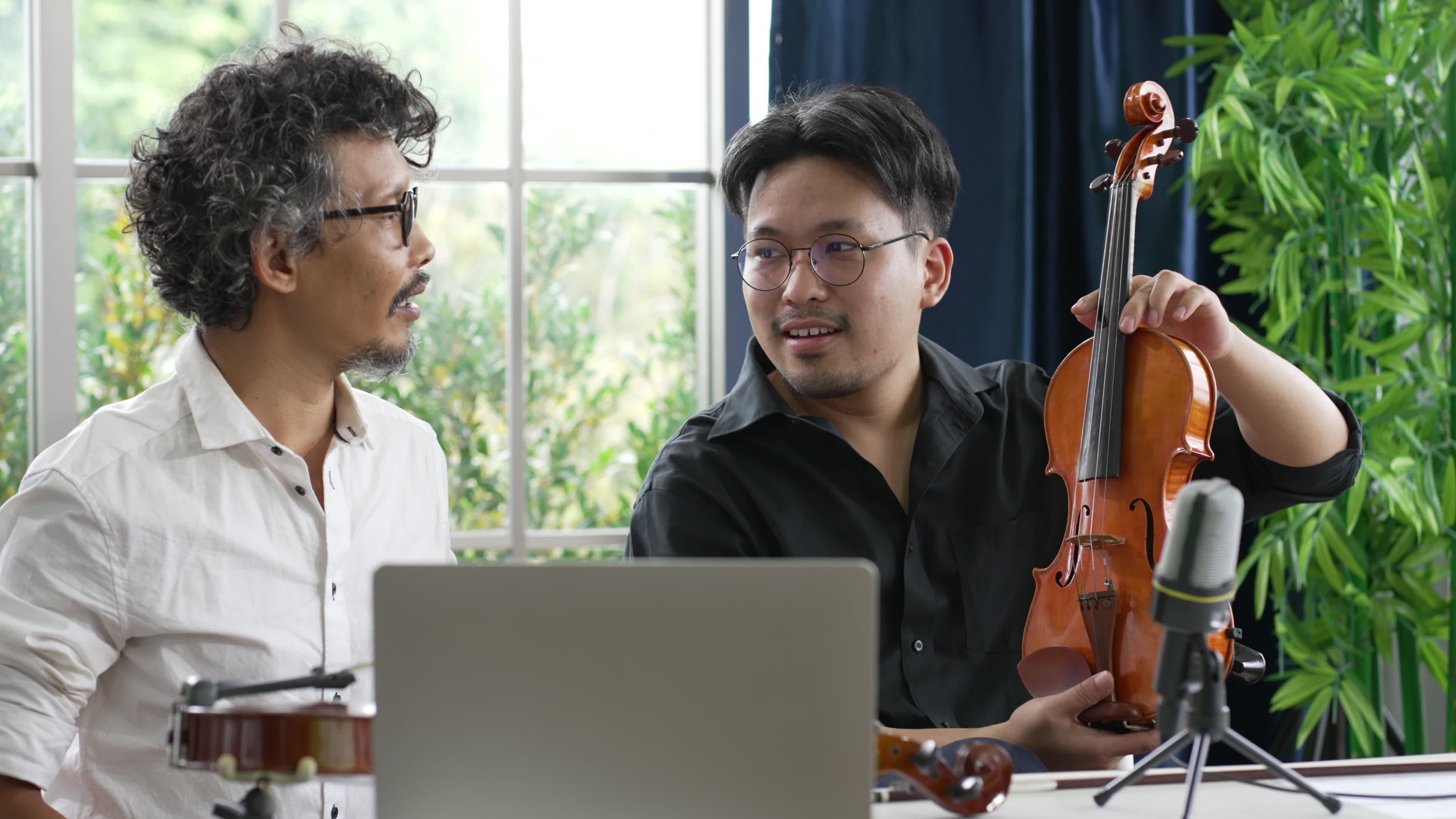 Two musicians reviewing, New violin online, Informative session, Musical discussion, 3840x2160 4K Desktop