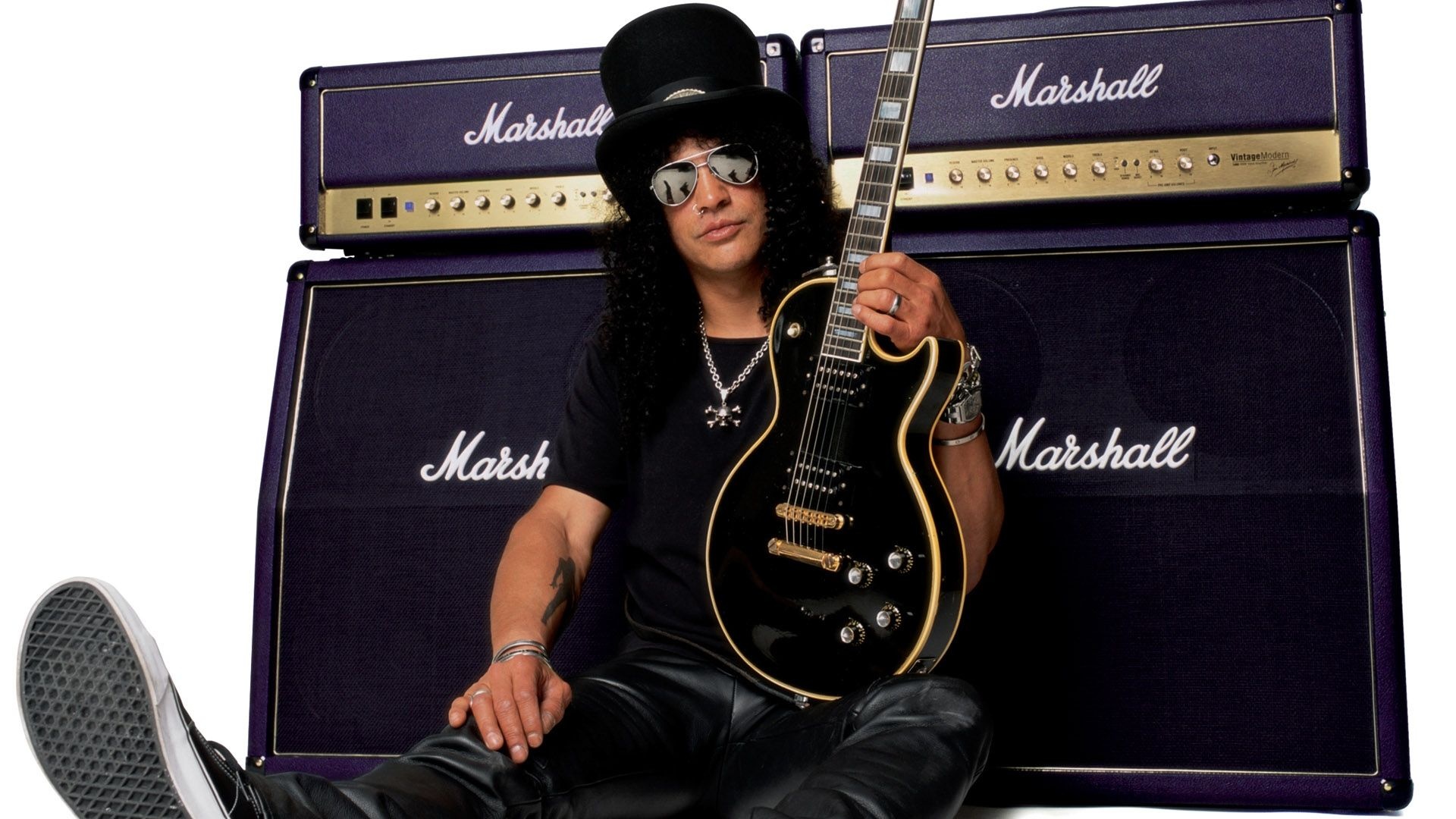 Slash, Guitar chain, Signature accessory, Rock 'n' roll style, 1920x1080 Full HD Desktop