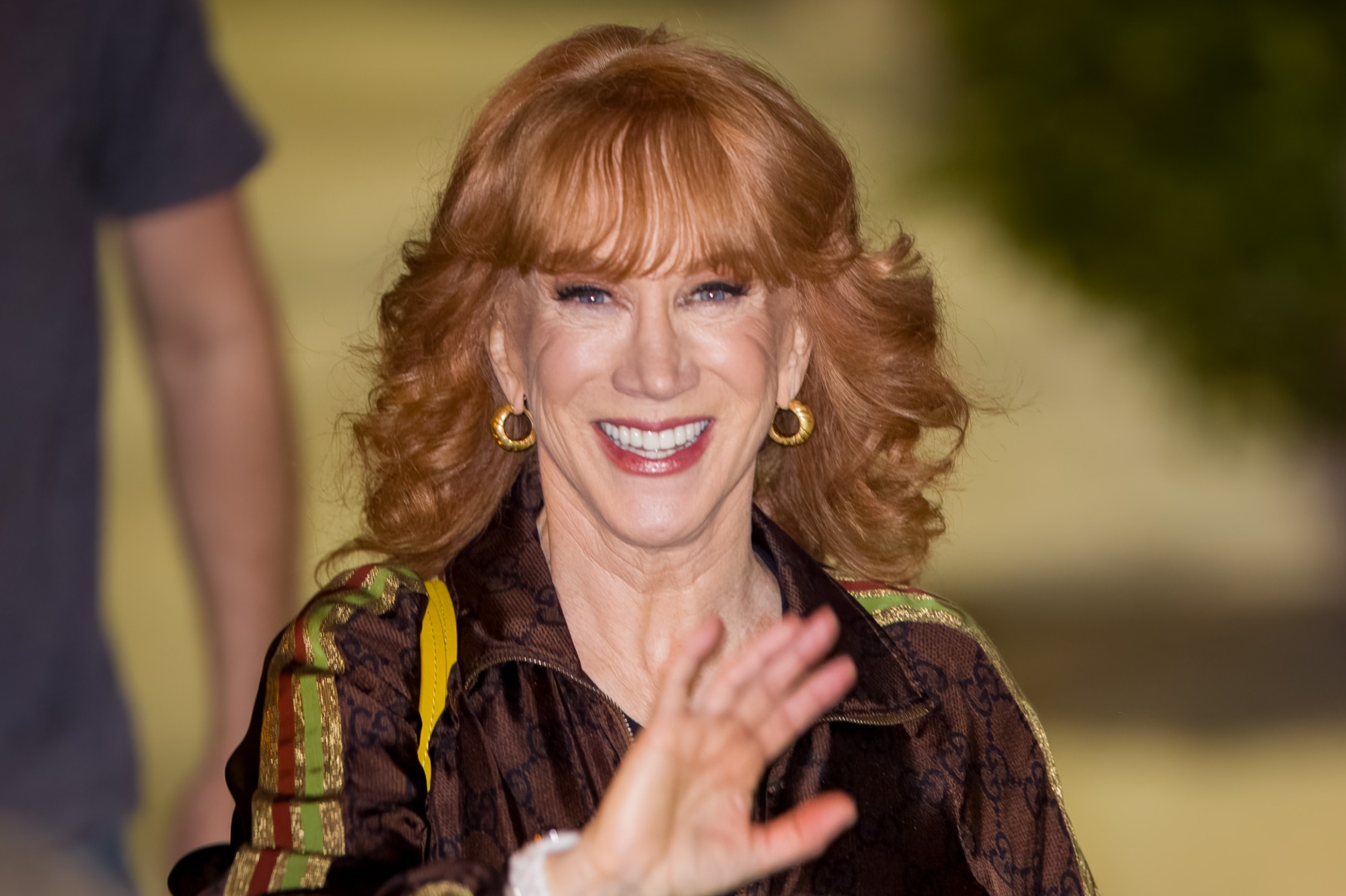 Kathy Griffin, TV celebrity, Cancer-free, Victory over illness, 2430x1620 HD Desktop