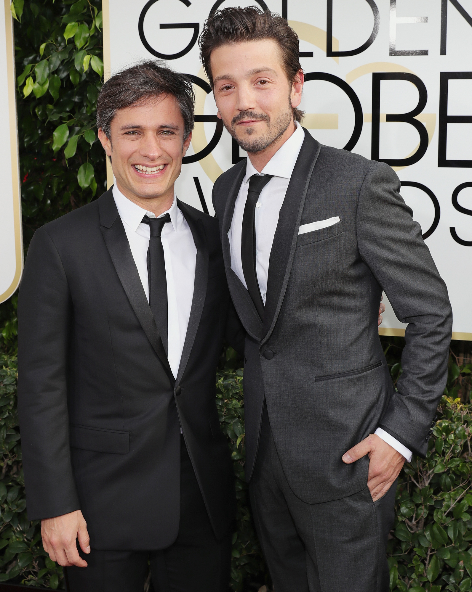 Diego Luna, Earthquake victims, Relief campaign, Humanitarian efforts, 1600x2000 HD Phone