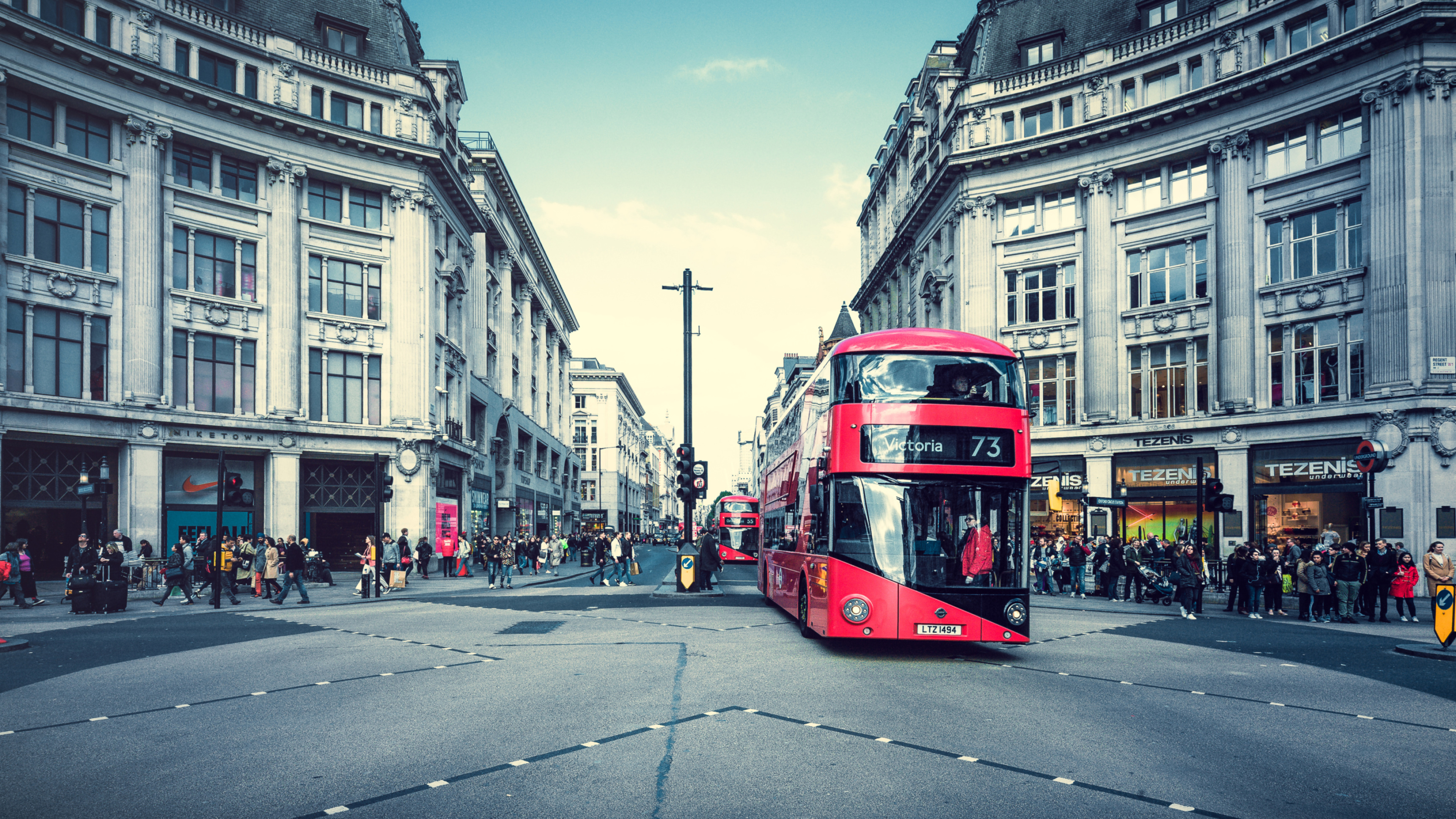 Double-decker Bus Travels, Urban exploration, City vibes, Stunning city views, 3840x2160 4K Desktop